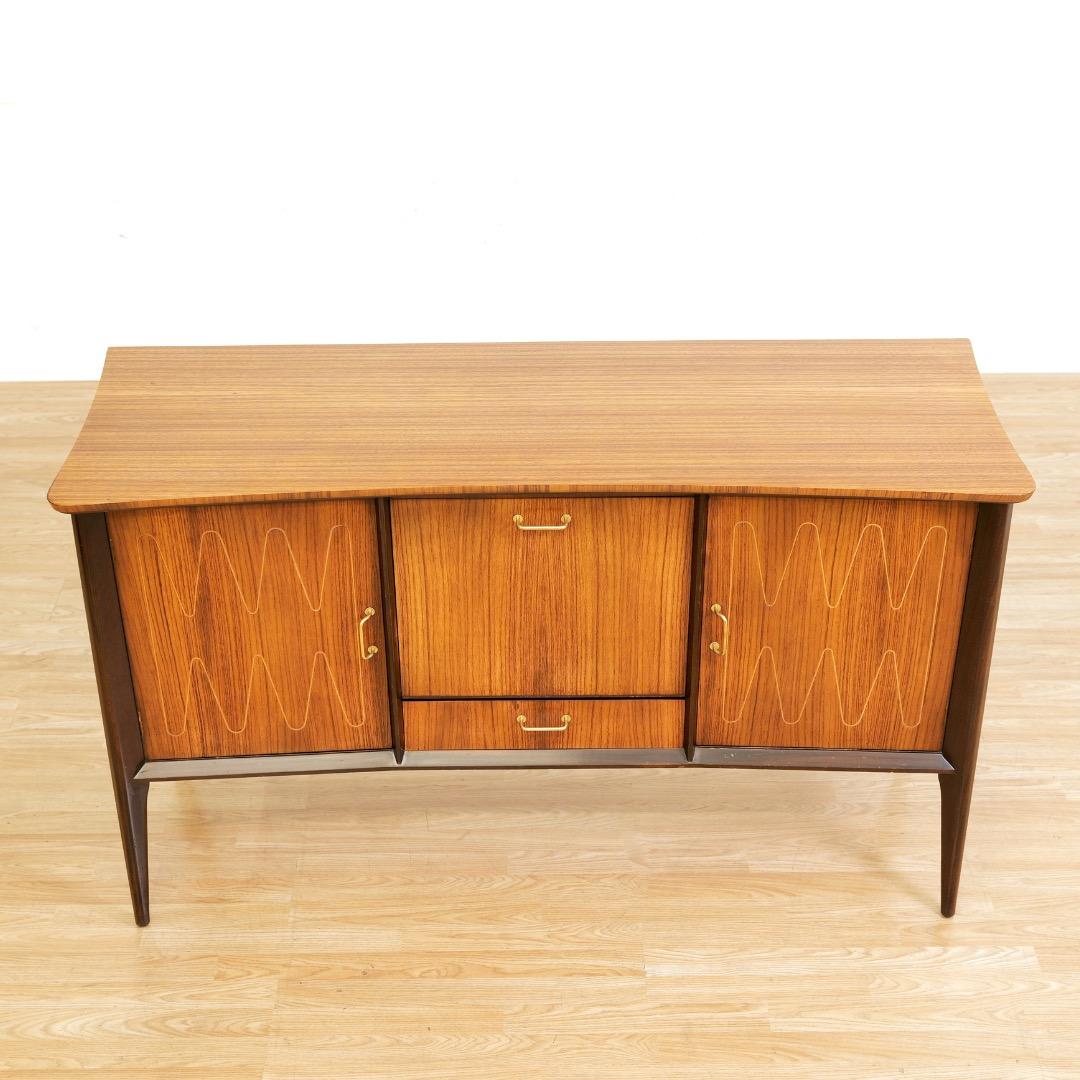 Buffet crédence du milieu du siècle par Everest Furniture en vente 1