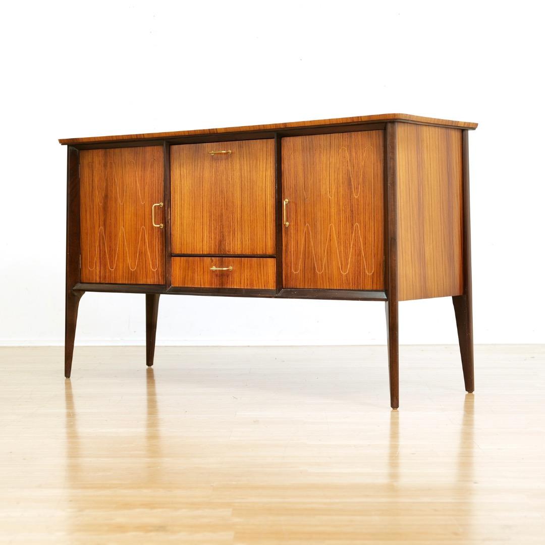 Buffet crédence du milieu du siècle par Everest Furniture en vente 2