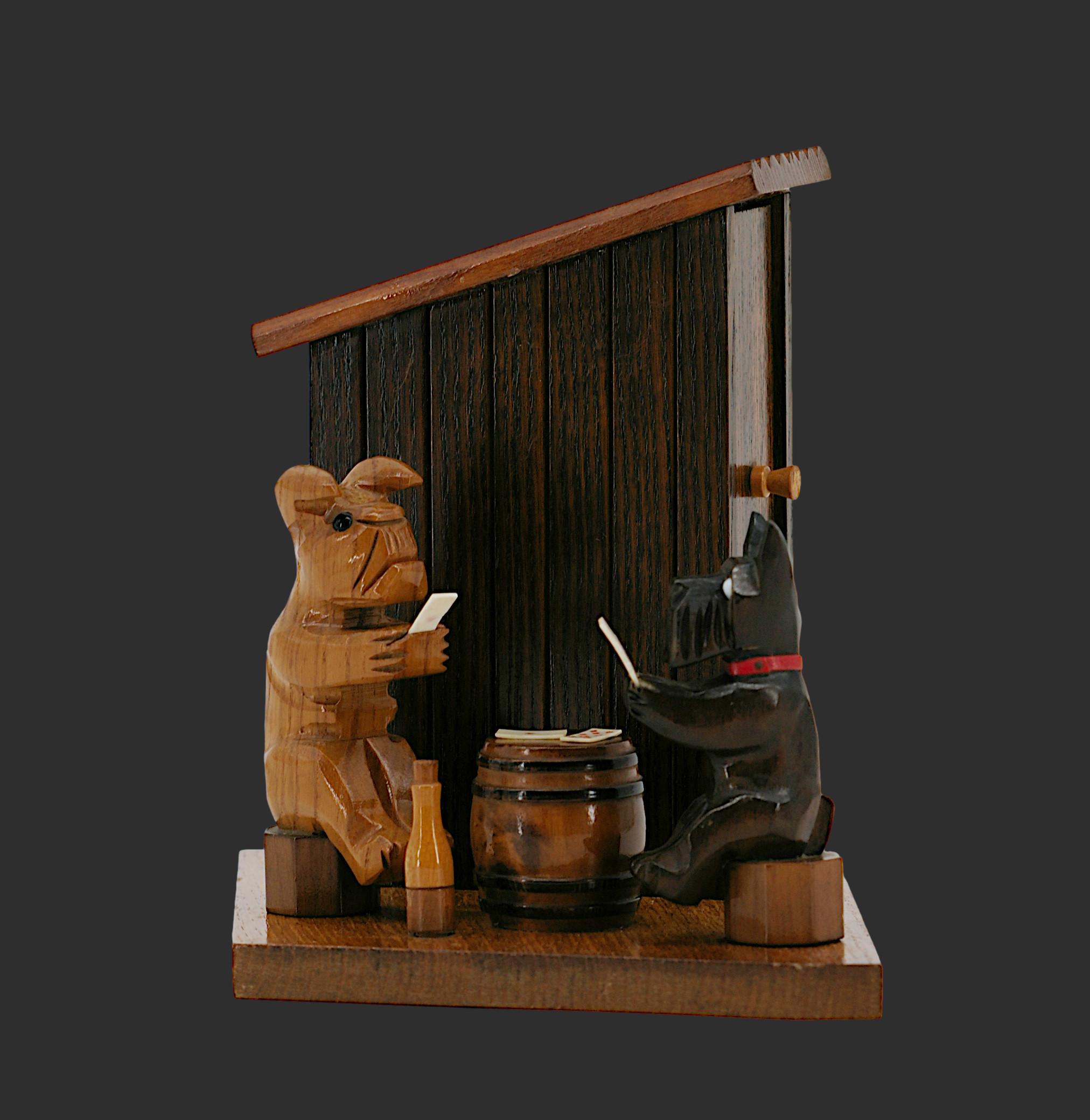 Scatola di sigarette Bulldog & Scottish Terrier della metà del secolo scorso, Francia, anni '50. Cani che giocano a carte. Wood e bachelite. Carte in bachelite. Occhi di vetro. Capacità di 20 sigarette. Misure: Altezza: 7