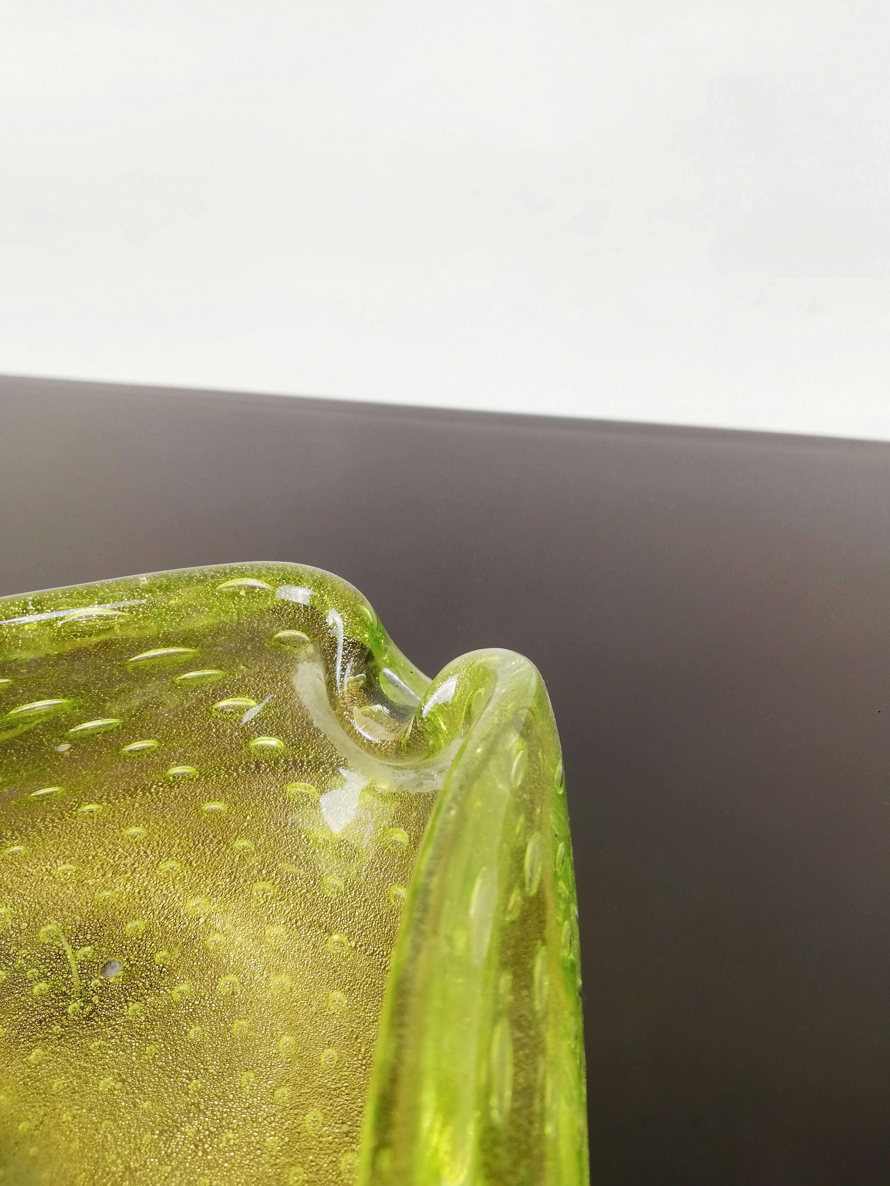 A splendid vintage sculptural murano glass handcrafted in Italy between the 50s and the 60s.
A glass that can be used as an ashtray or a coin tray, with a soft shape like a leaf flexed by the wind.
Made with the bullicante glass technique and in