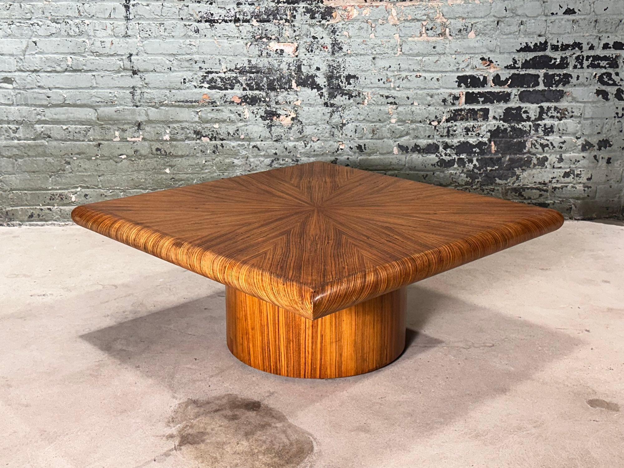 Mid-Century Modern Table basse du milieu du siècle dernier en bois de tigre à bord arrondi, 1970 en vente