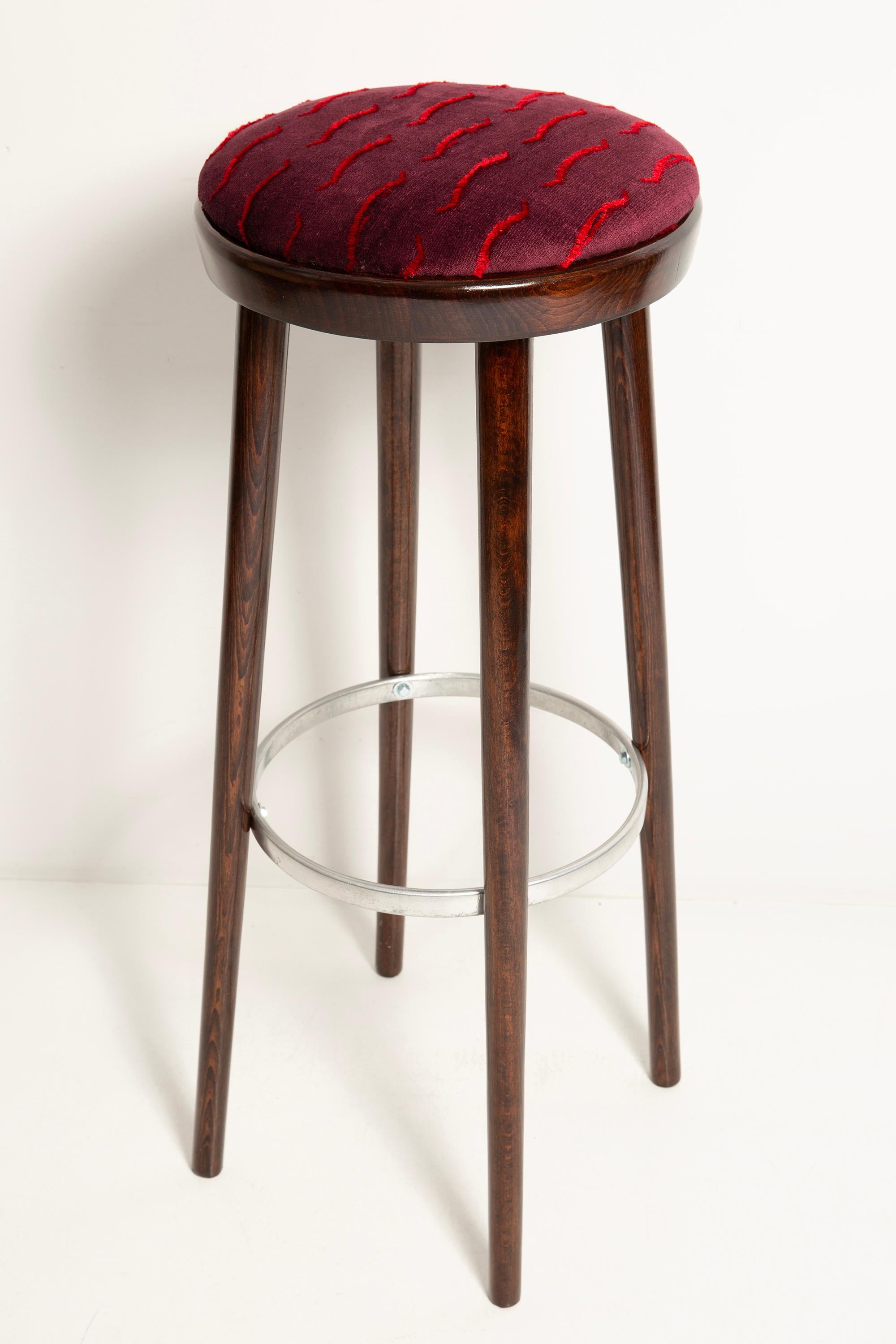 Mid-Century moderno Sgabello da bar in borgogna di metà secolo Velvet Nouvelles Vagues di Dedar, Europa, anni '60 in vendita