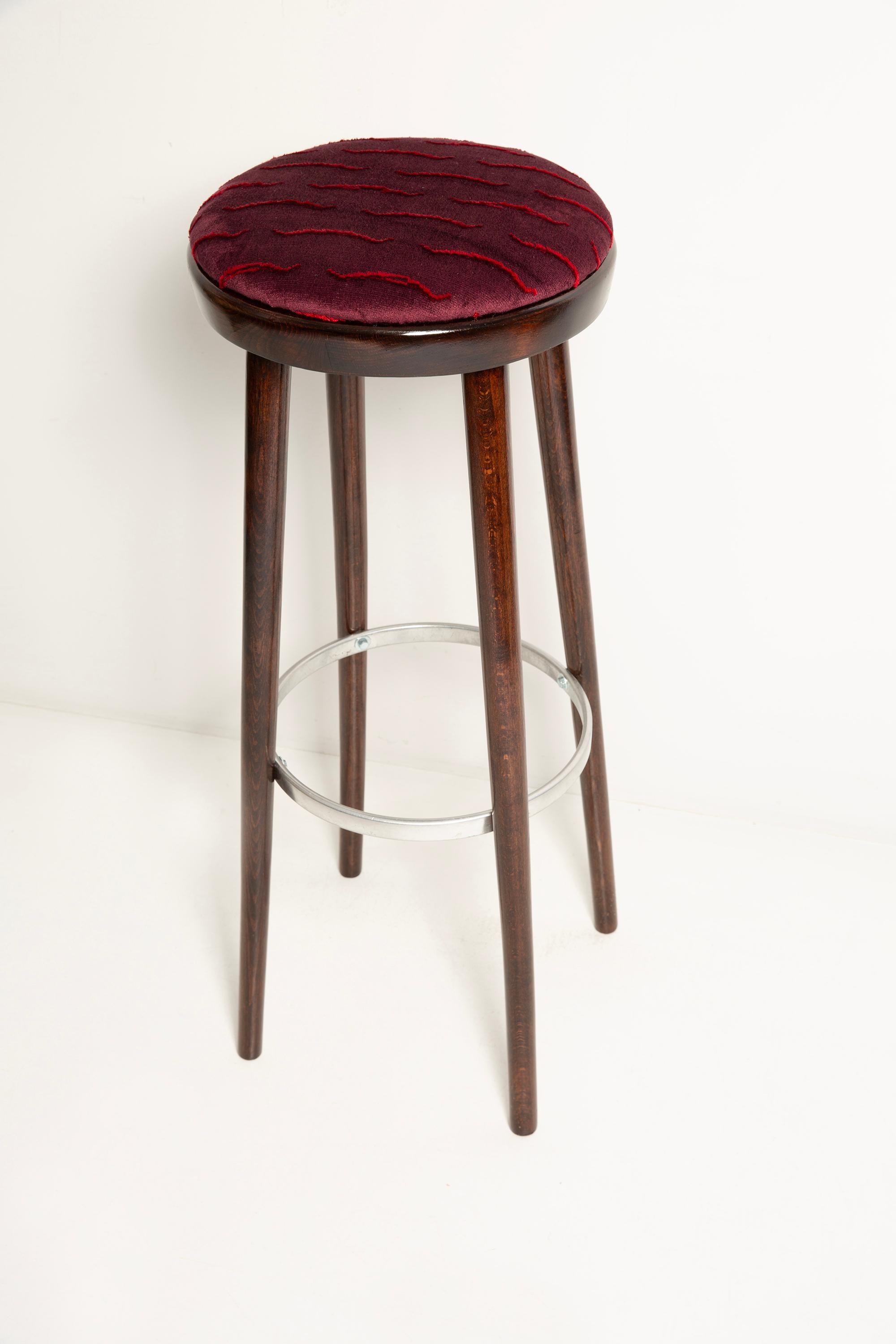 Polacco Sgabello da bar in borgogna di metà secolo Velvet Nouvelles Vagues di Dedar, Europa, anni '60 in vendita