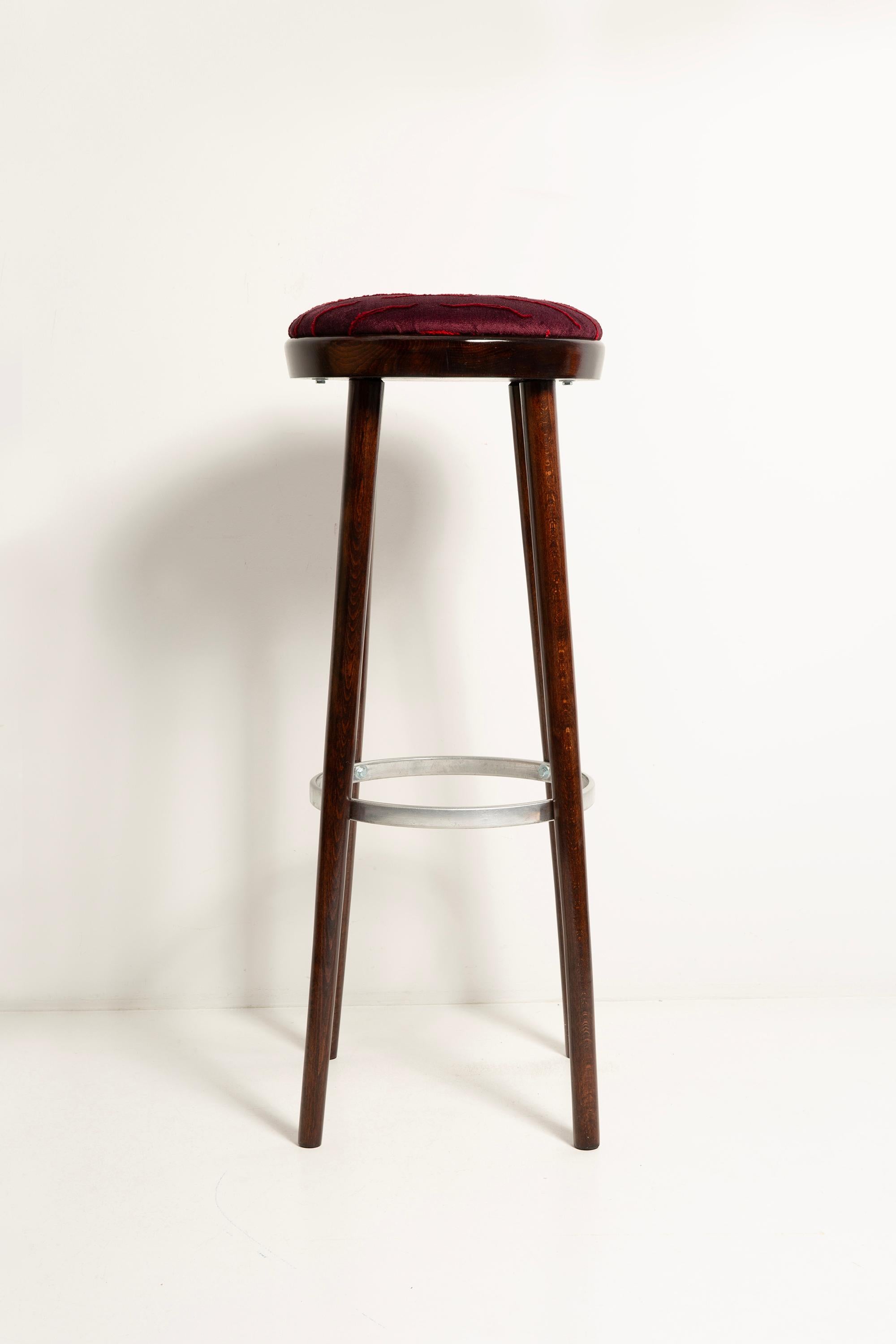 Velluto Sgabello da bar in borgogna di metà secolo Velvet Nouvelles Vagues di Dedar, Europa, anni '60 in vendita