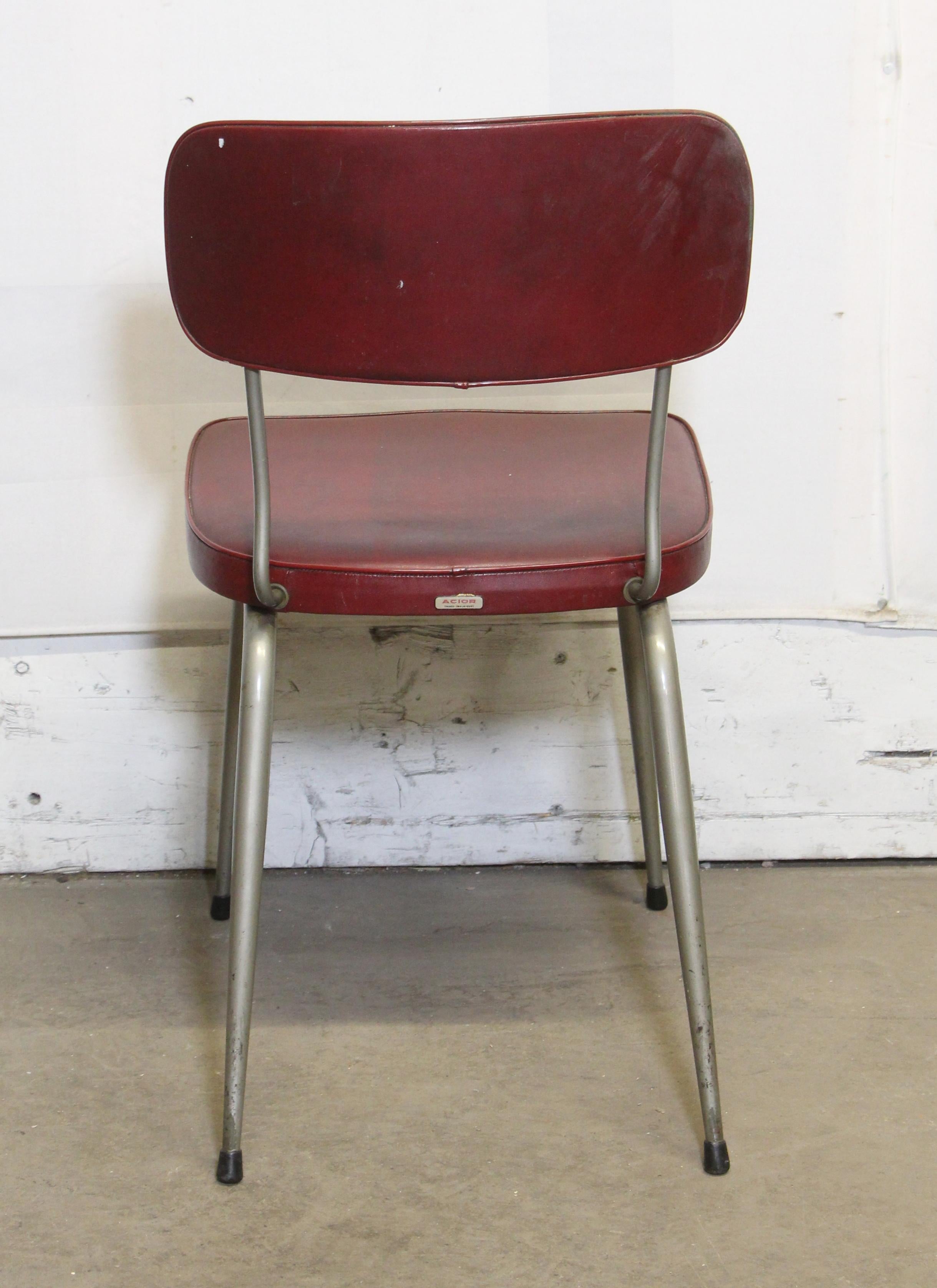 Milieu du XXe siècle Chaises Strafor en vinyle bourgogne du milieu du siècle avec pieds en métal, signées Acior Trooz