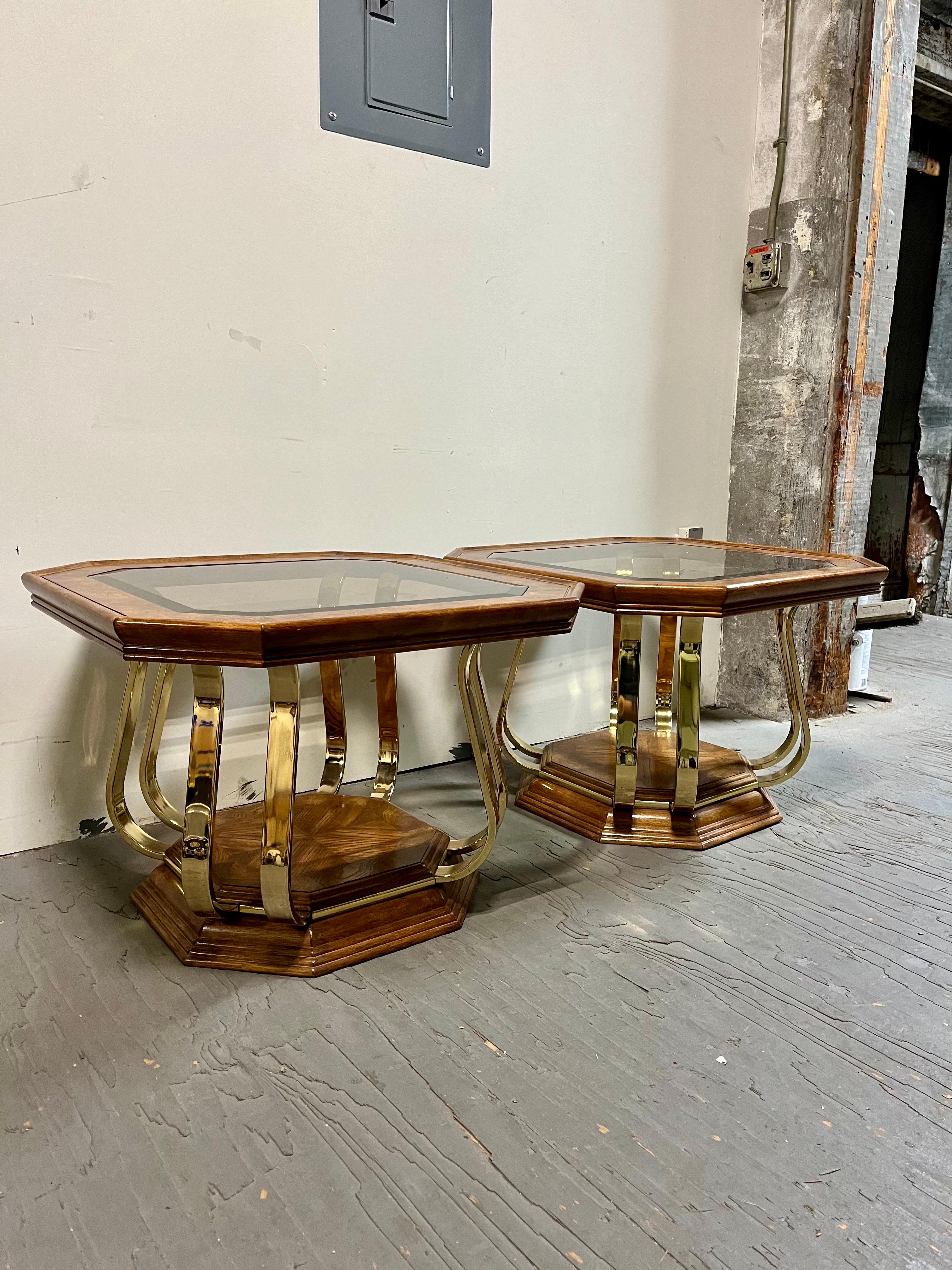 Einzigartige Beistelltische im Stil von Tommi Parzinger. Schönes genopptes Holz mit harpierten Messingakzenten. Oberfläche aus geräuchertem, abgeschrägtem Glas. 
Bordsteinkante nach NYC/Philly $450