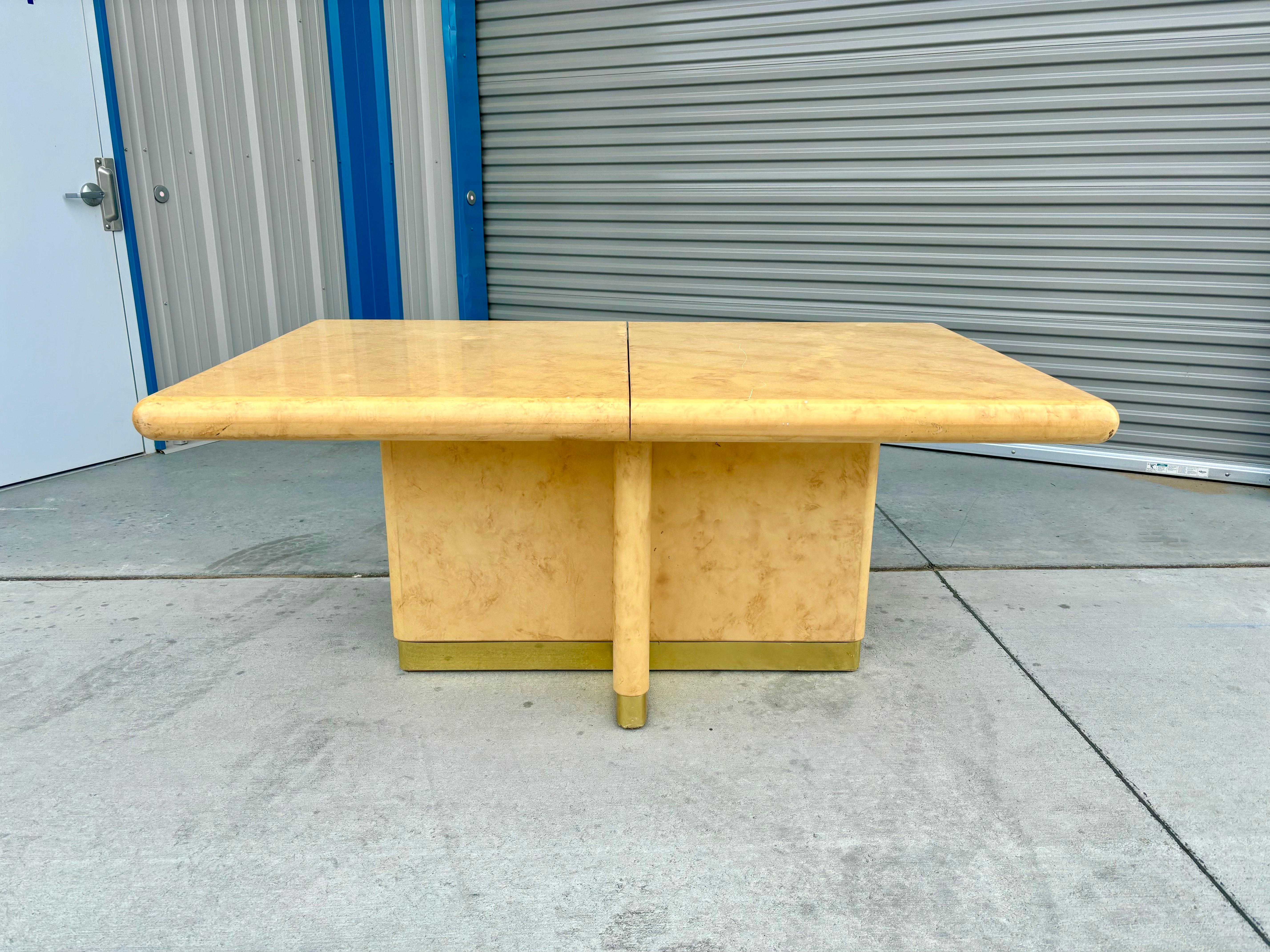 Table de salle à manger en loupe moderne du milieu du siècle, conçue et fabriquée aux États-Unis vers les années 1970. Cette saisissante table de salle à manger rectangulaire est soutenue par un magnifique piètement en ronce et laiton, qui respire