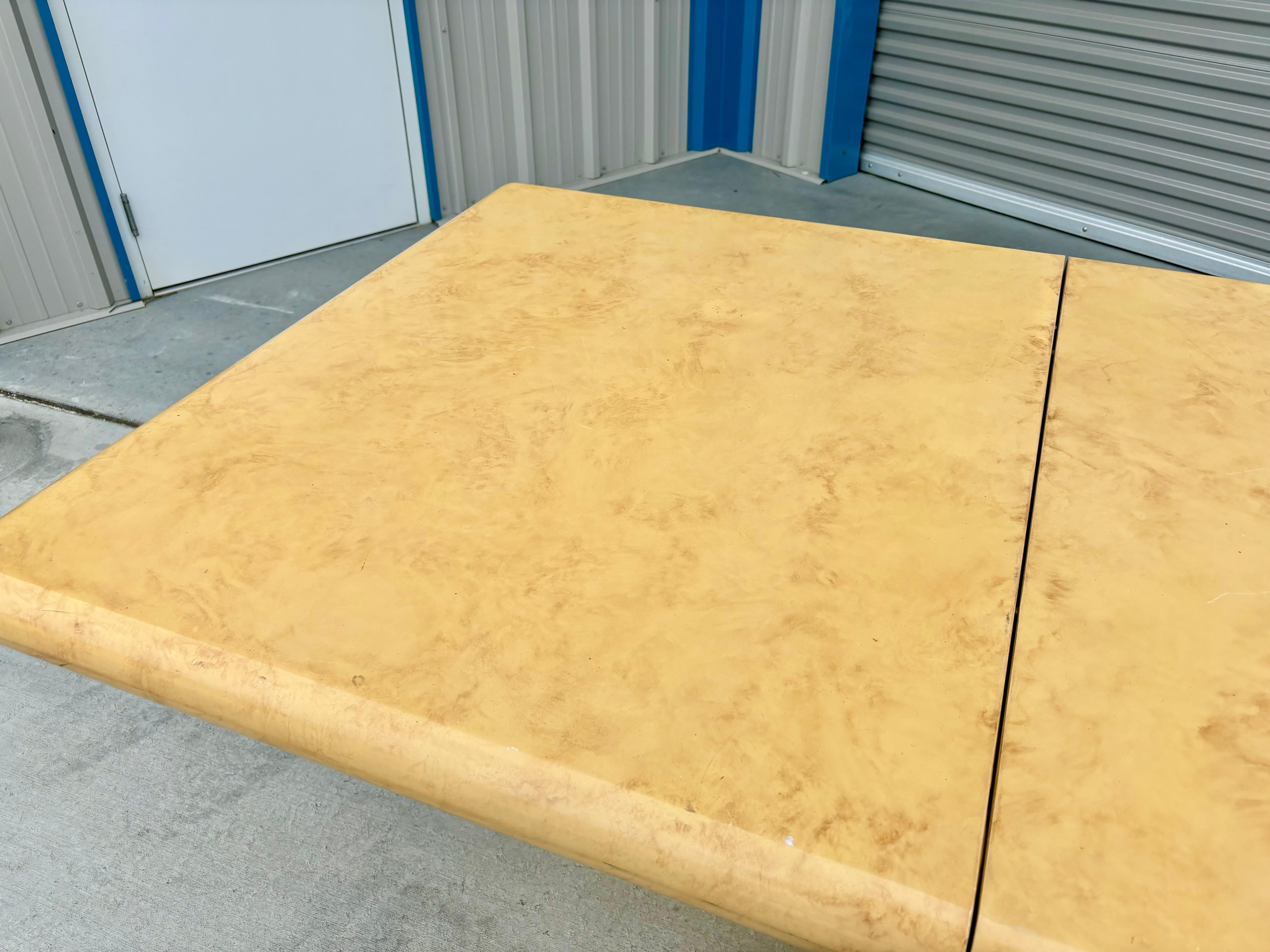 Broussin Table de salle à manger en loupe du milieu du siècle, 1970 en vente