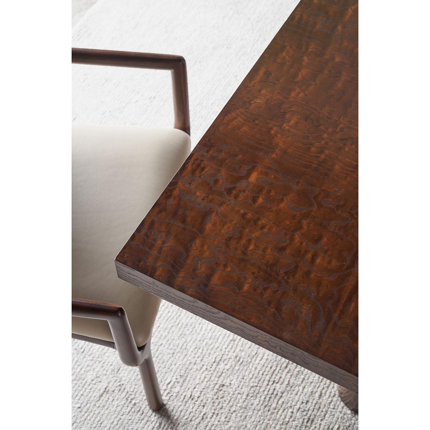 Featuring a luxurious brown Tamo ash veneer, this piece is designed to be a striking focal point in any dining space.

The brown Tamo ash veneer exudes luxury, making it a perfect addition to any sophisticated dining area.

Extending from 92