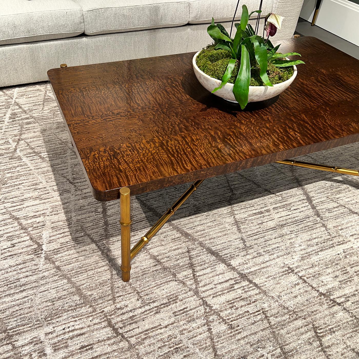 Des lignes élancées forment un design léger et aérien dans la table basse moderne. Une combinaison gracieuse de bois de frêne Boi dans une finition brune pyramidale chaude au sommet d'une base organique en faux bois dans une finition bronze
