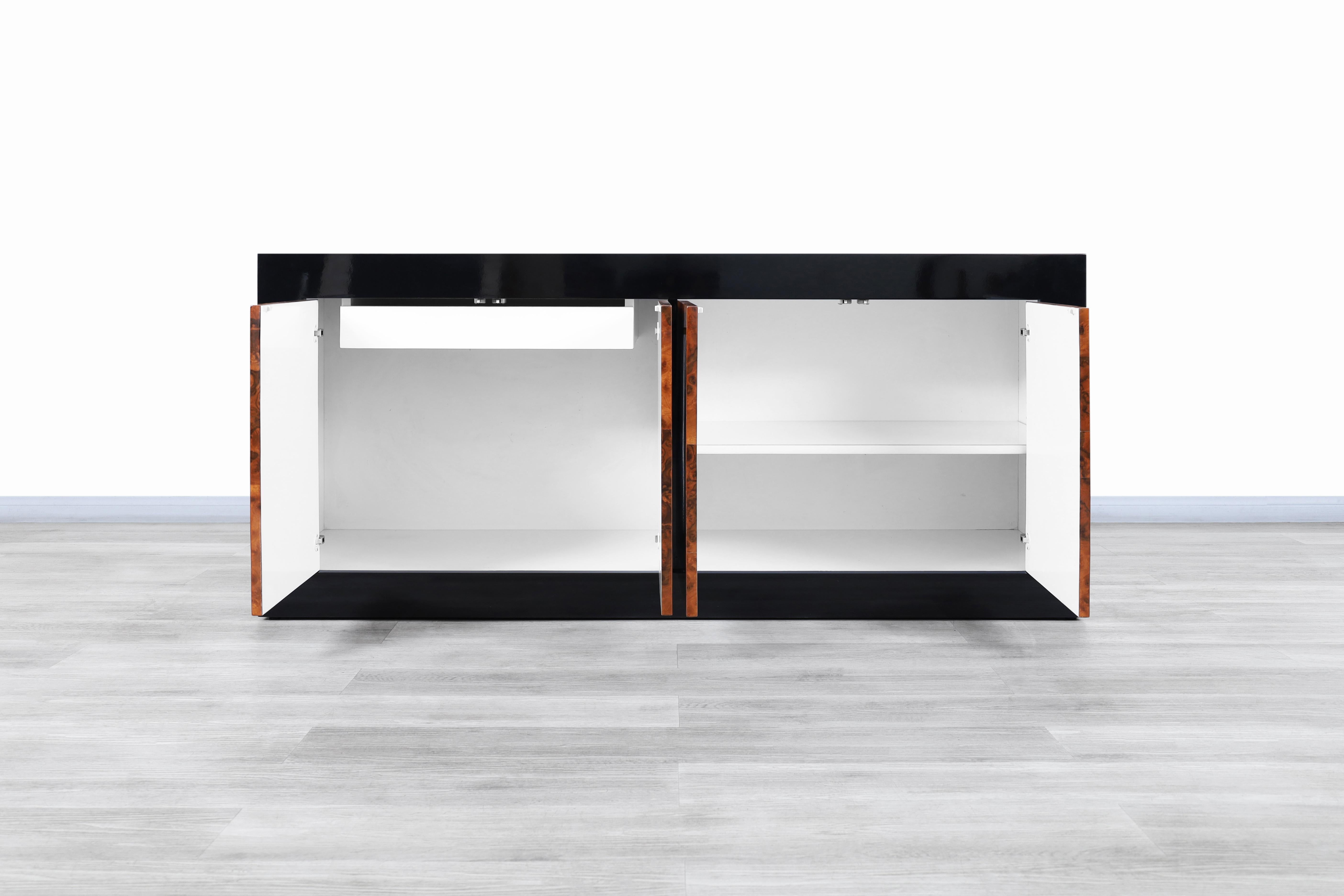 Americano Credenza Mid-Century in Wood e laccato nero di Directional in vendita