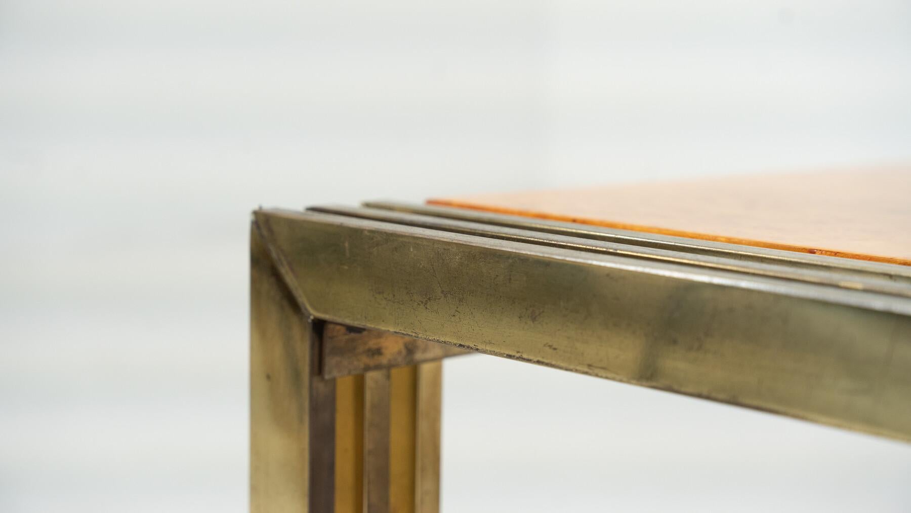 Table basse en bois de ronce et laiton du milieu du siècle en vente 4