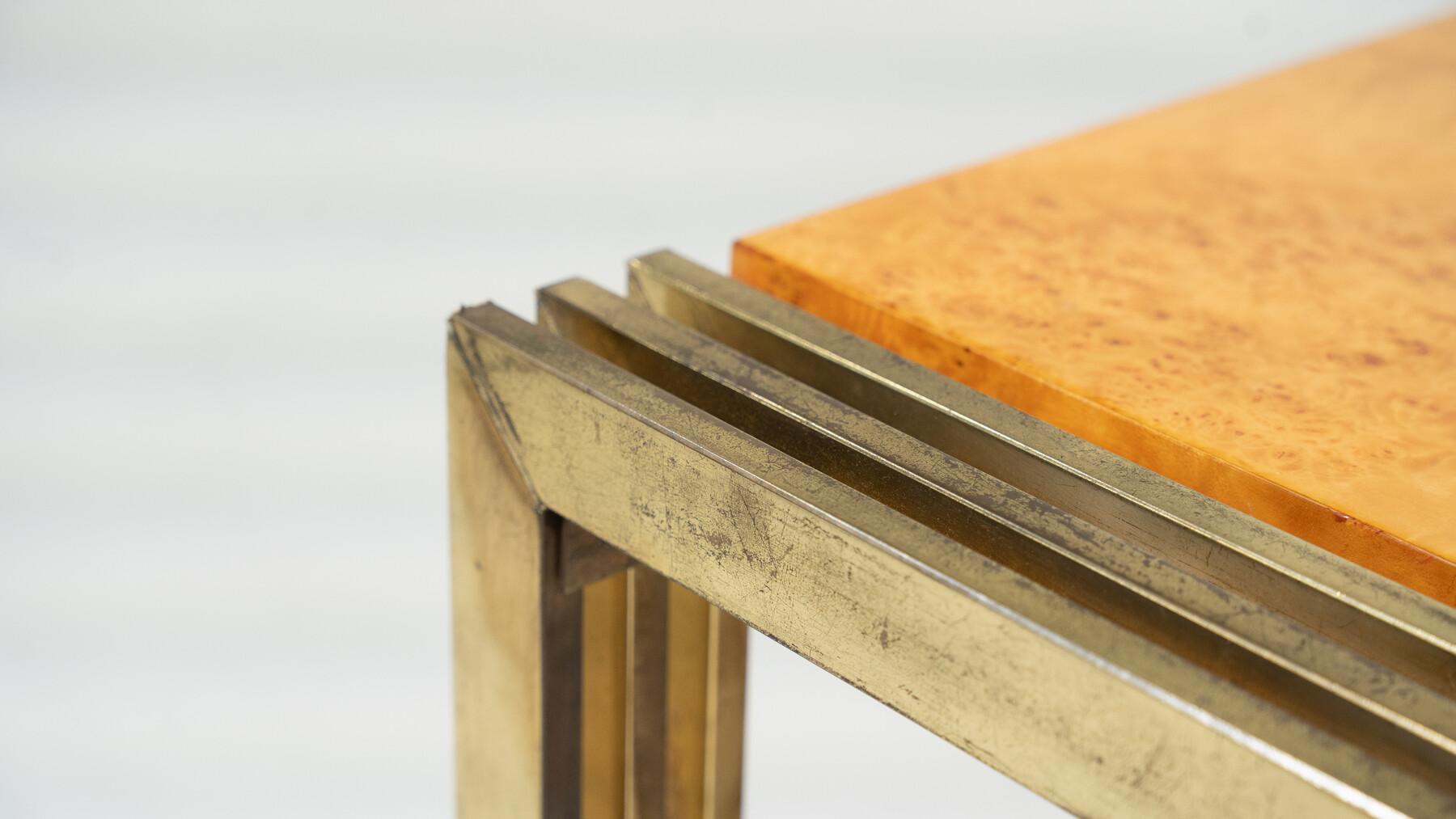 Table basse en bois de ronce et laiton du milieu du siècle en vente 5