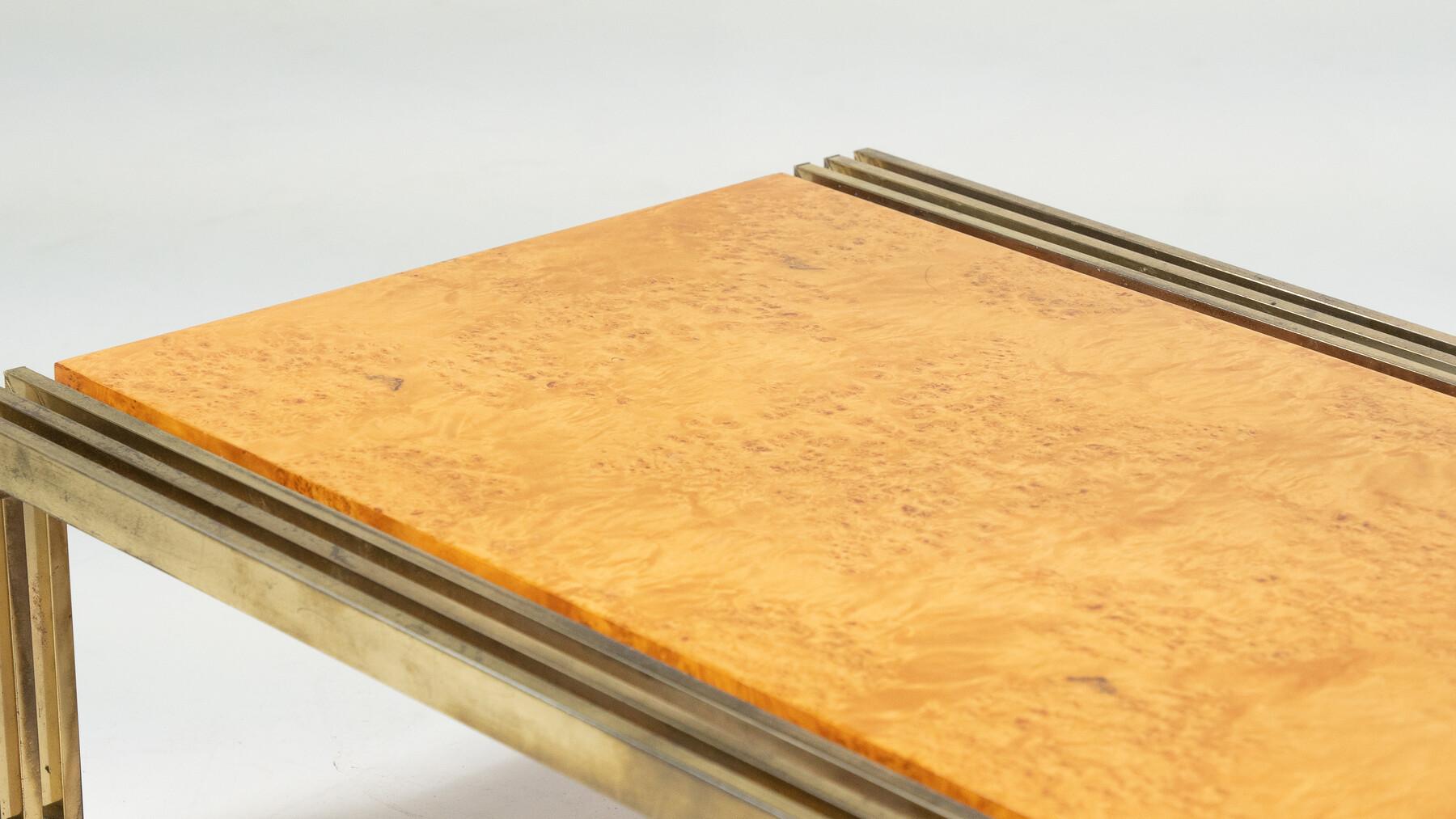 Mid-Century Modern Table basse en bois de ronce et laiton du milieu du siècle en vente