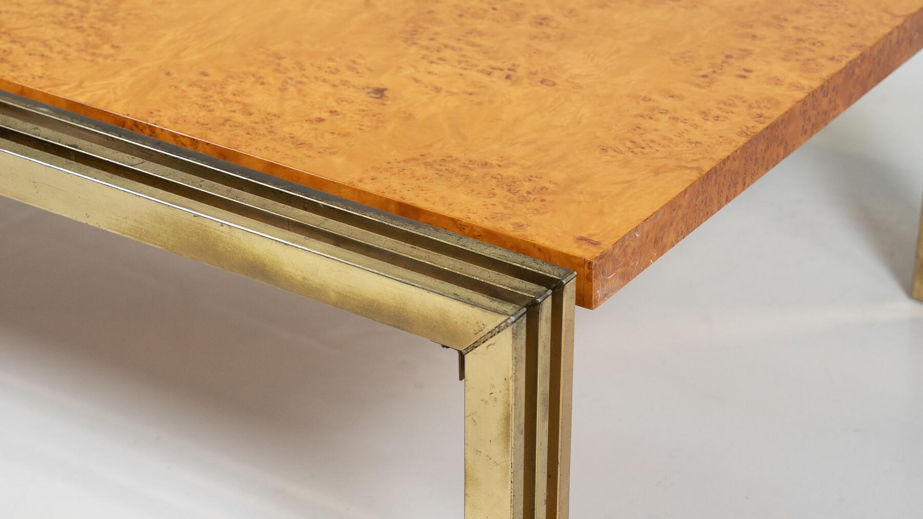 Européen Table basse en bois de ronce et laiton du milieu du siècle en vente