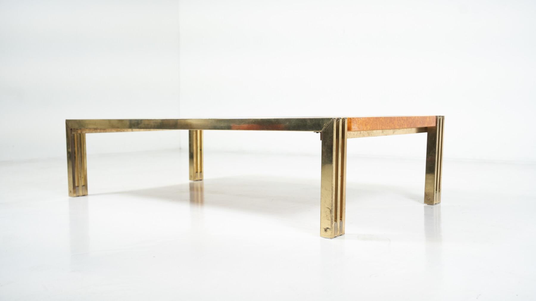 20ième siècle Table basse en bois de ronce et laiton du milieu du siècle en vente