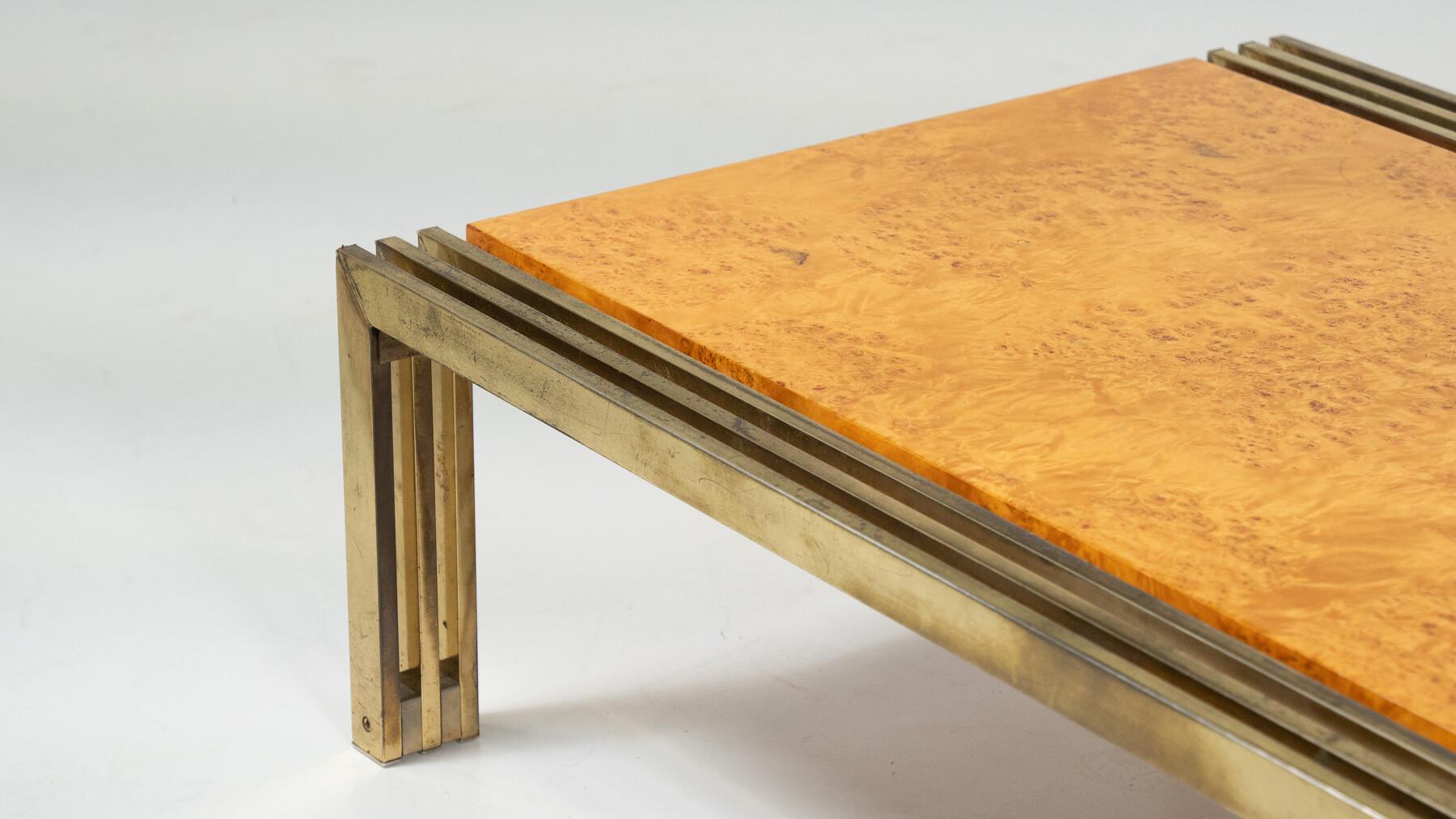 Laiton Table basse en bois de ronce et laiton du milieu du siècle en vente