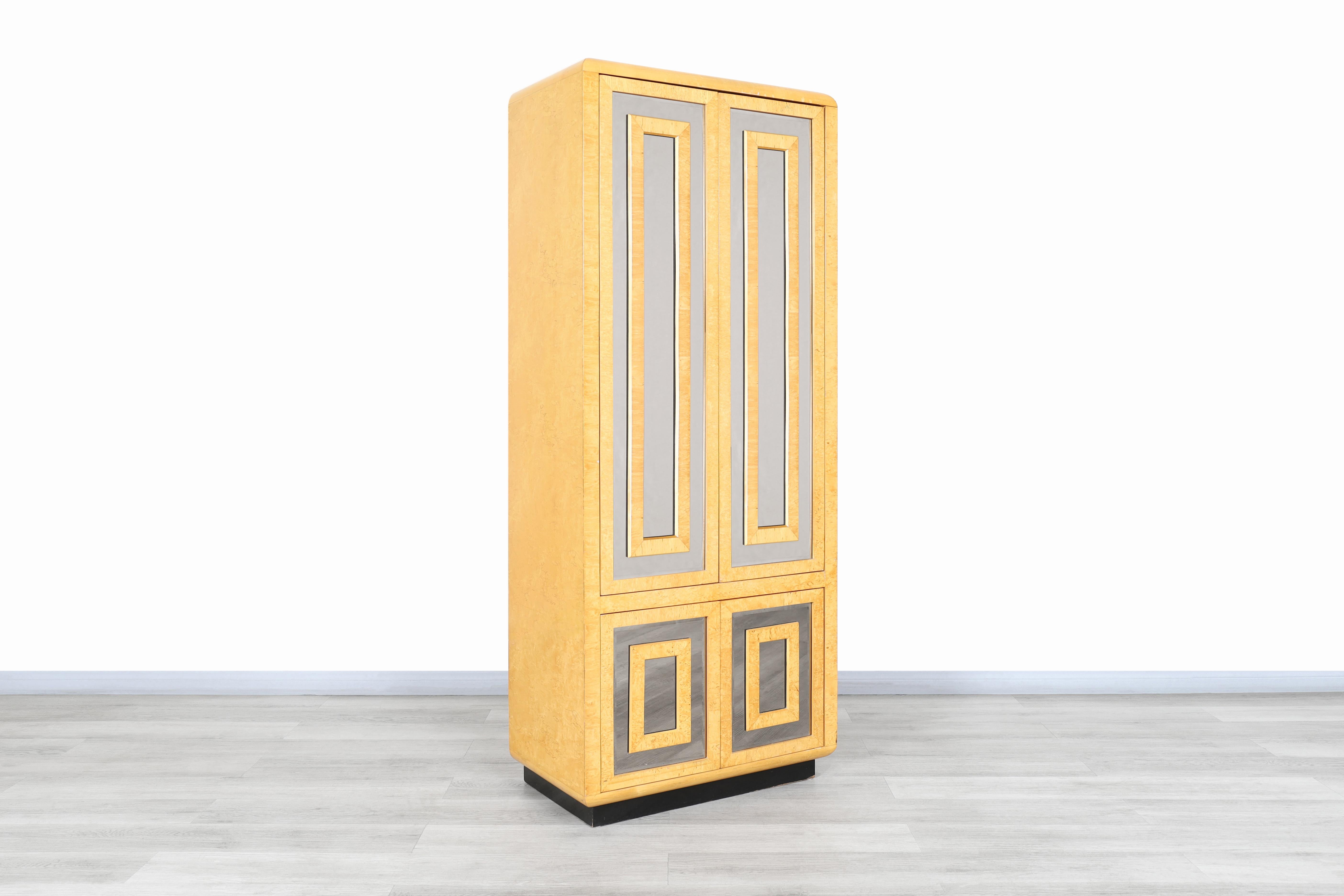 Armoire en bois de ronce et miroir de Romweber du milieu du siècle dernier Bon état - En vente à North Hollywood, CA