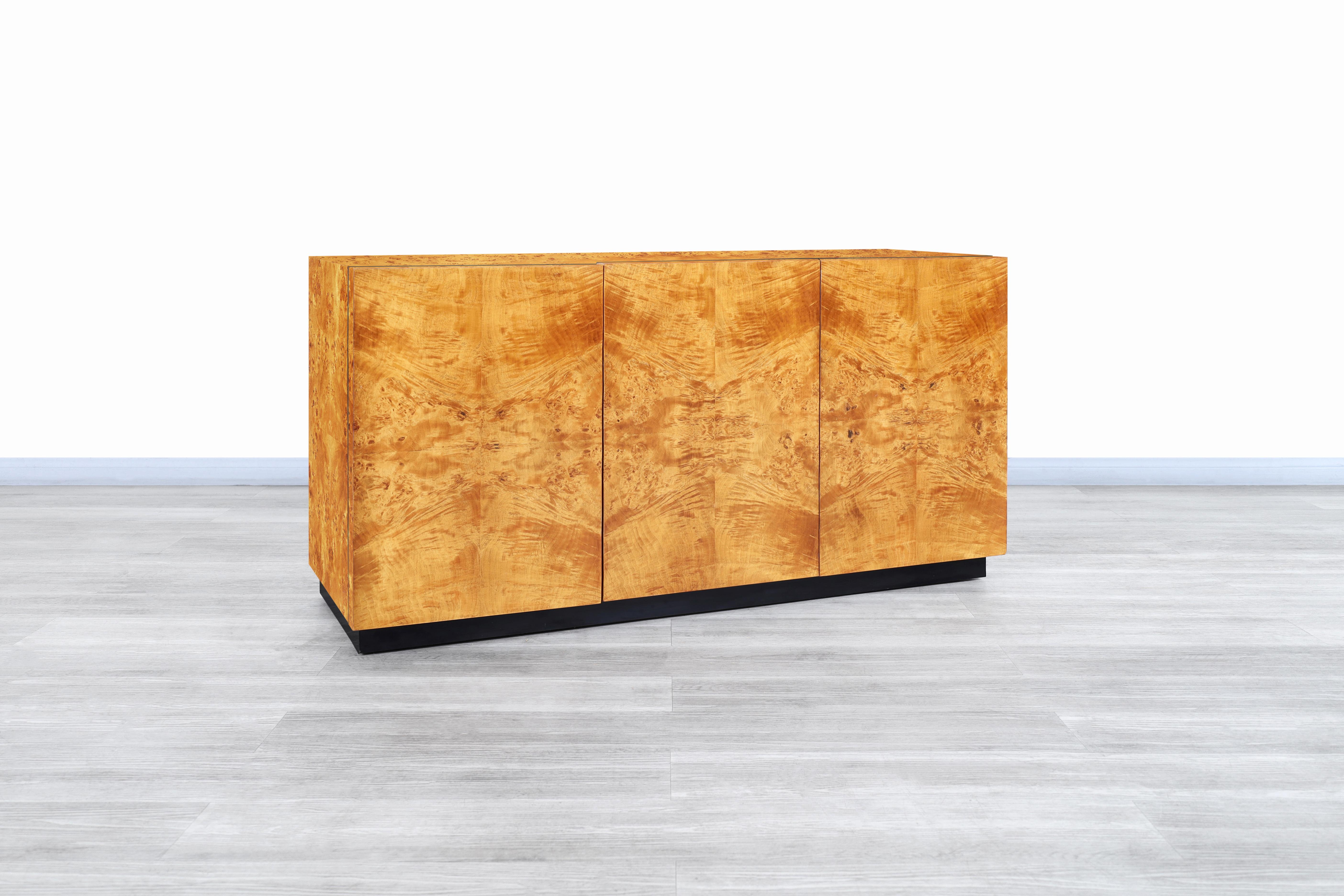 Stunning midcentury burl wood credenza designed by Arthur Umanoff for Dillingham in the United States, circa 1970s. This credenza has a Minimalist but highly functional design and is complemented by the suitable materials used for its construction.