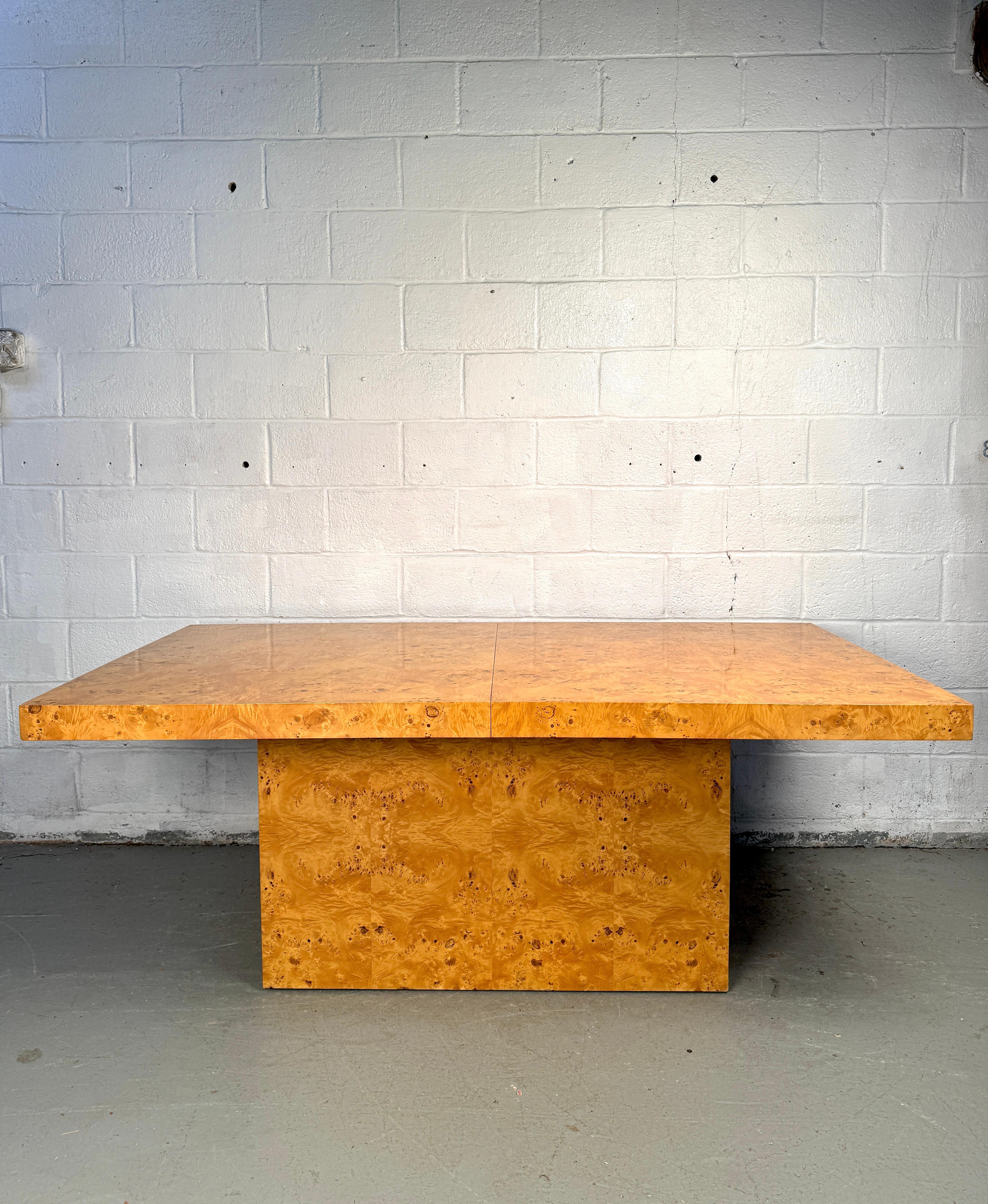 Faites une déclaration de design audacieuse avec cette exceptionnelle table de salle à manger à piédestal du milieu du siècle, conçue par le célèbre Arthur Umanoff pour Dillingham. Connu pour son utilisation sophistiquée des matériaux et sa