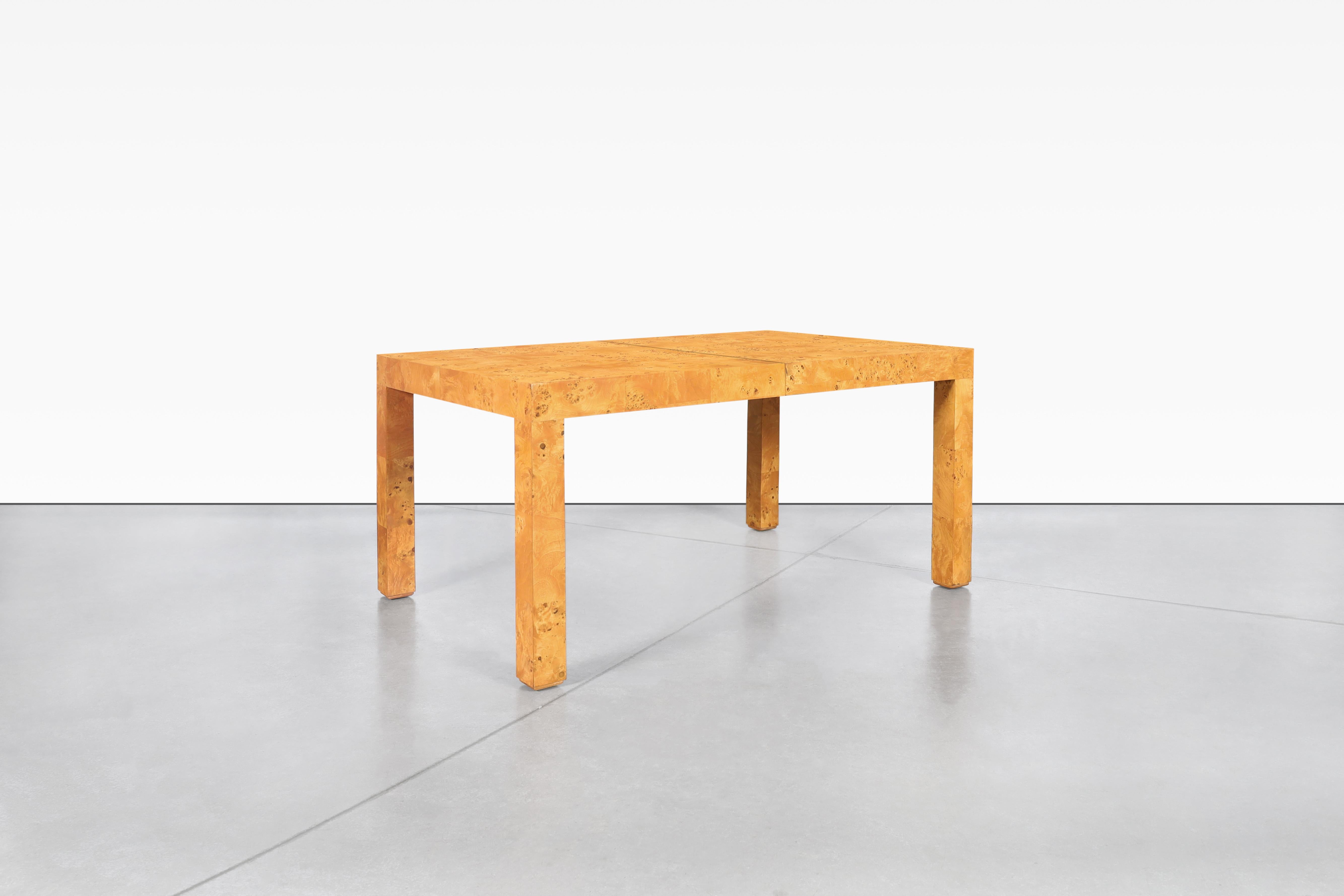 Une étonnante table de salle à manger moderne du milieu du siècle, une pièce remarquable conçue par le seul et unique Milo Baughman et fabriquée avec expertise par Thayer Coggin aux États-Unis dans les années 1970. Cette table exquise a été