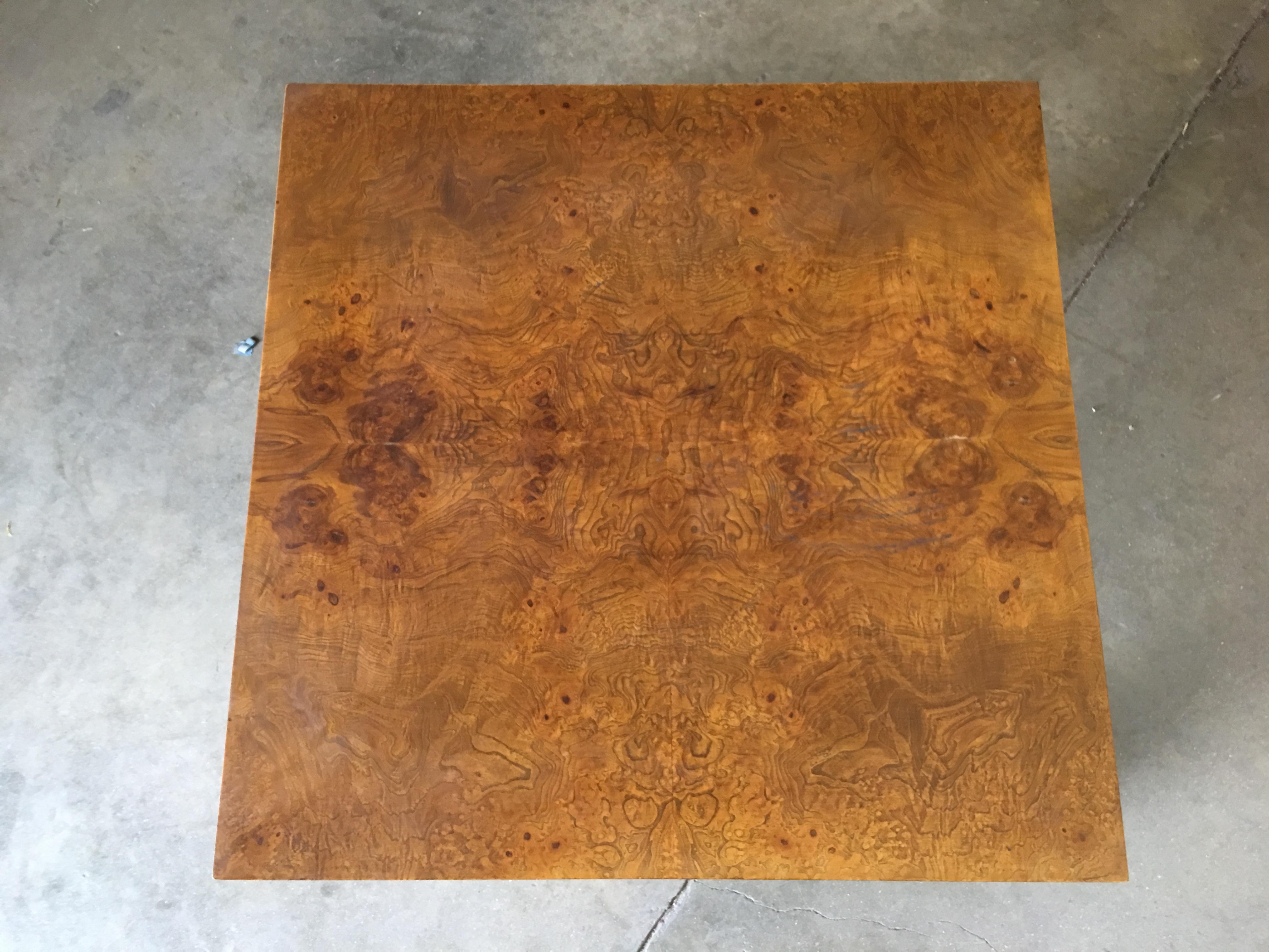 Table basse en forme de Parsons, en bois de ronce, dans le style de Milo Baughman. La table présente un aspect carré avec un magnifique placage en bois de ronce profonde.