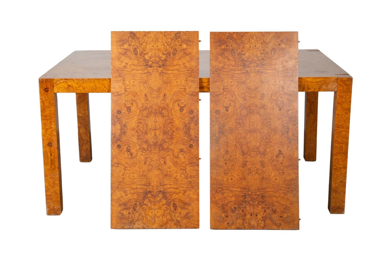 Impressionnante table de salle à manger Parsons à rallonge en faux frêne olivier ronce, dans le style de Milo Baughman. Un magnifique placage de ronce en stratifié enveloppe l'ensemble du plateau et des pieds, avec des détails de ronce complexes et