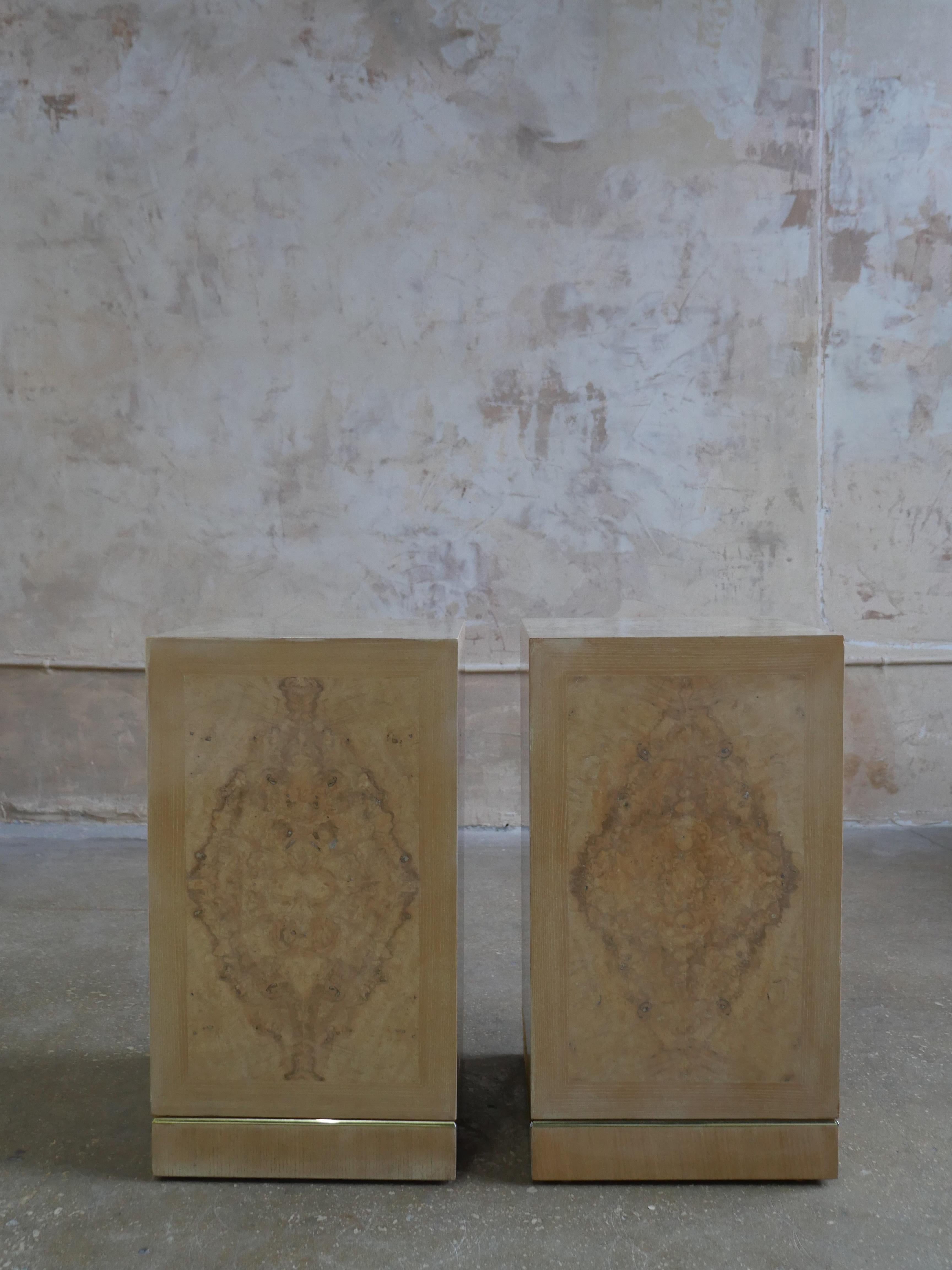 Una bellissima coppia di piedistalli vintage in legno di radica di Drexel Heritage, con eleganti dettagli dorati intorno alla base. Il legno di radica chiaro dona calore e carattere, mentre le venature vorticose e la texture ricca e organica rendono