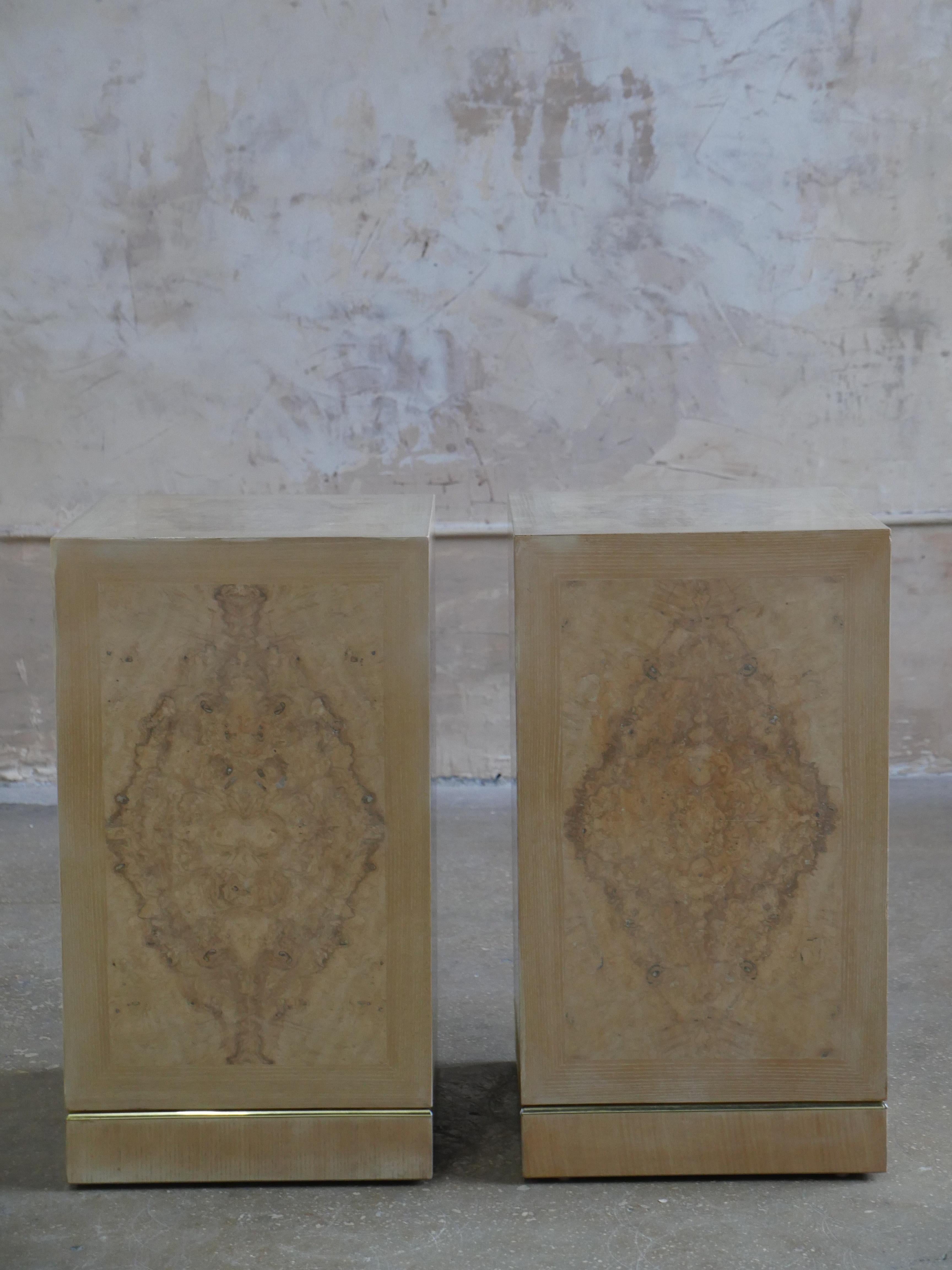Legno Piedistalli in legno di radica di metà secolo di Drexel Heritage  - Set di 2 in vendita