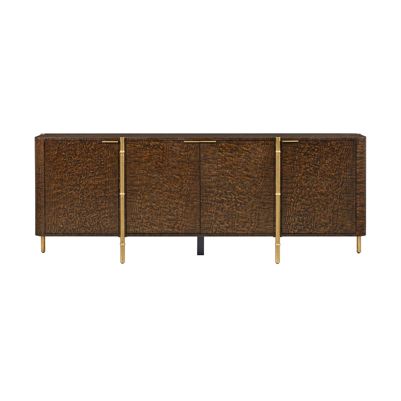 Credenza Burl Wood, che combina perfettamente finiture contrastanti per un tocco sofisticato. Caratterizzato da una lussuosa impiallacciatura piramidale in frassino marrone Tamo e da una base organica in metallo, questo pezzo è stato progettato per