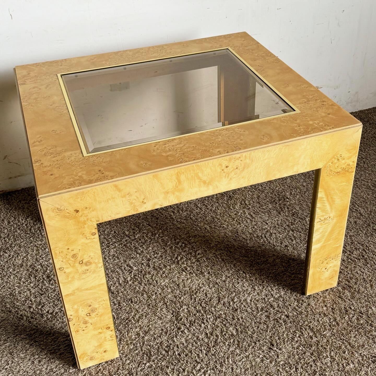 Découvrez l'élégance du design du milieu du siècle avec cette table d'appoint Thomasville Mid Century Modern, un mélange étonnant de placage de bois Burl, de verre fumé et d'accents dorés. Le grain riche du bois de ronce apporte de la chaleur,