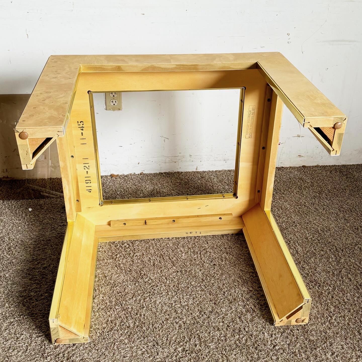 Fin du 20e siècle Table d'appoint du milieu du siècle dernier en placage de bois de ronce, verre fumé et or de Thomasville en vente