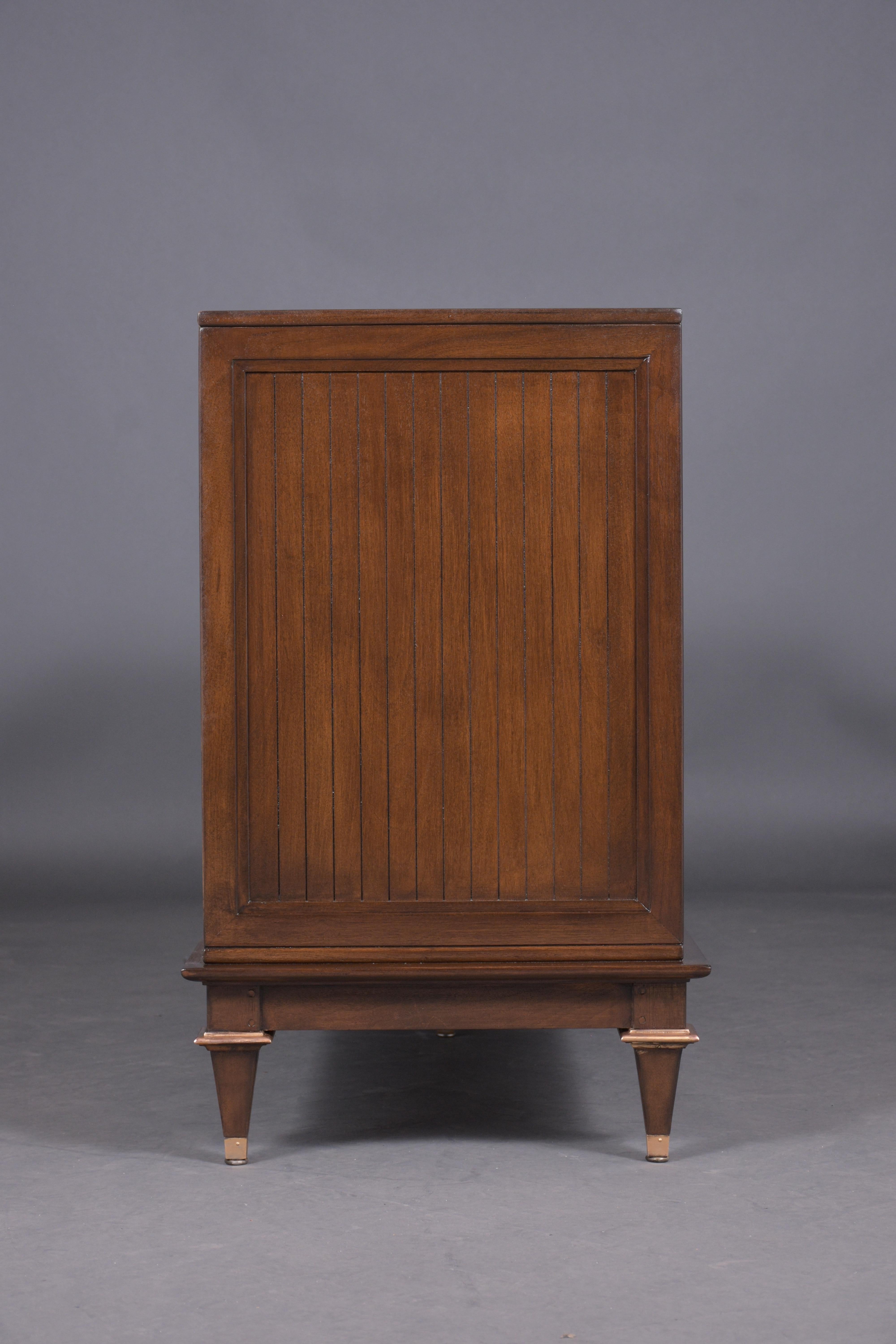 Vintage Burled Chest of Drawers with Brass Handles - Mid-Century Elegance For Sale 5