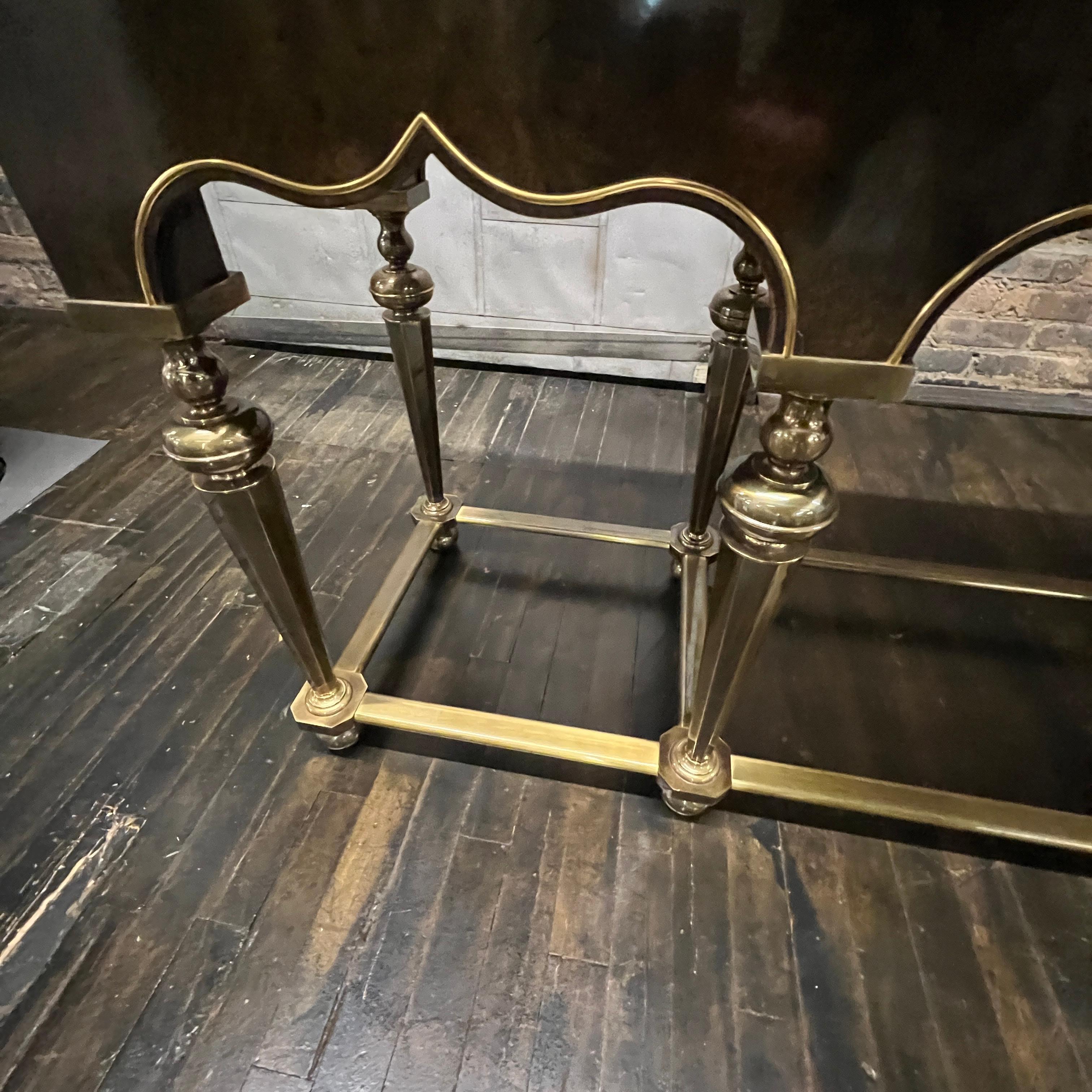Table console en bois de ronce et laiton du milieu du siècle dernier attribuée à Mastercraft en vente 1