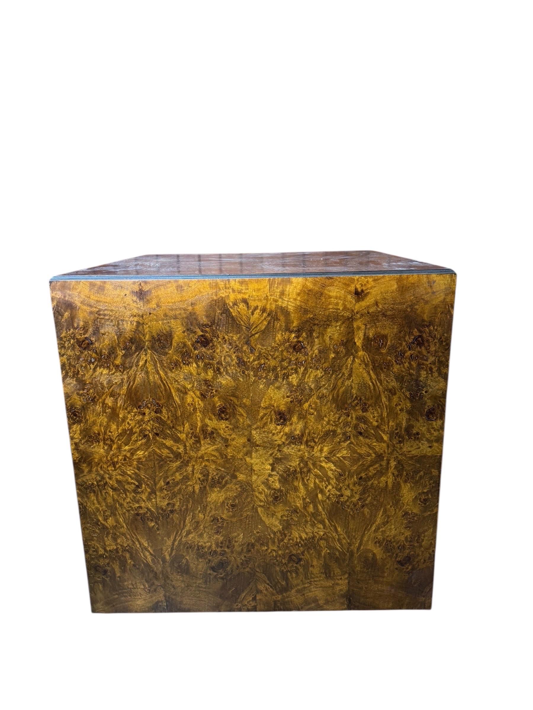 Americano Tavolino a cubo in legno di radica del Medioevo nello stile di Milo Baughman in vendita