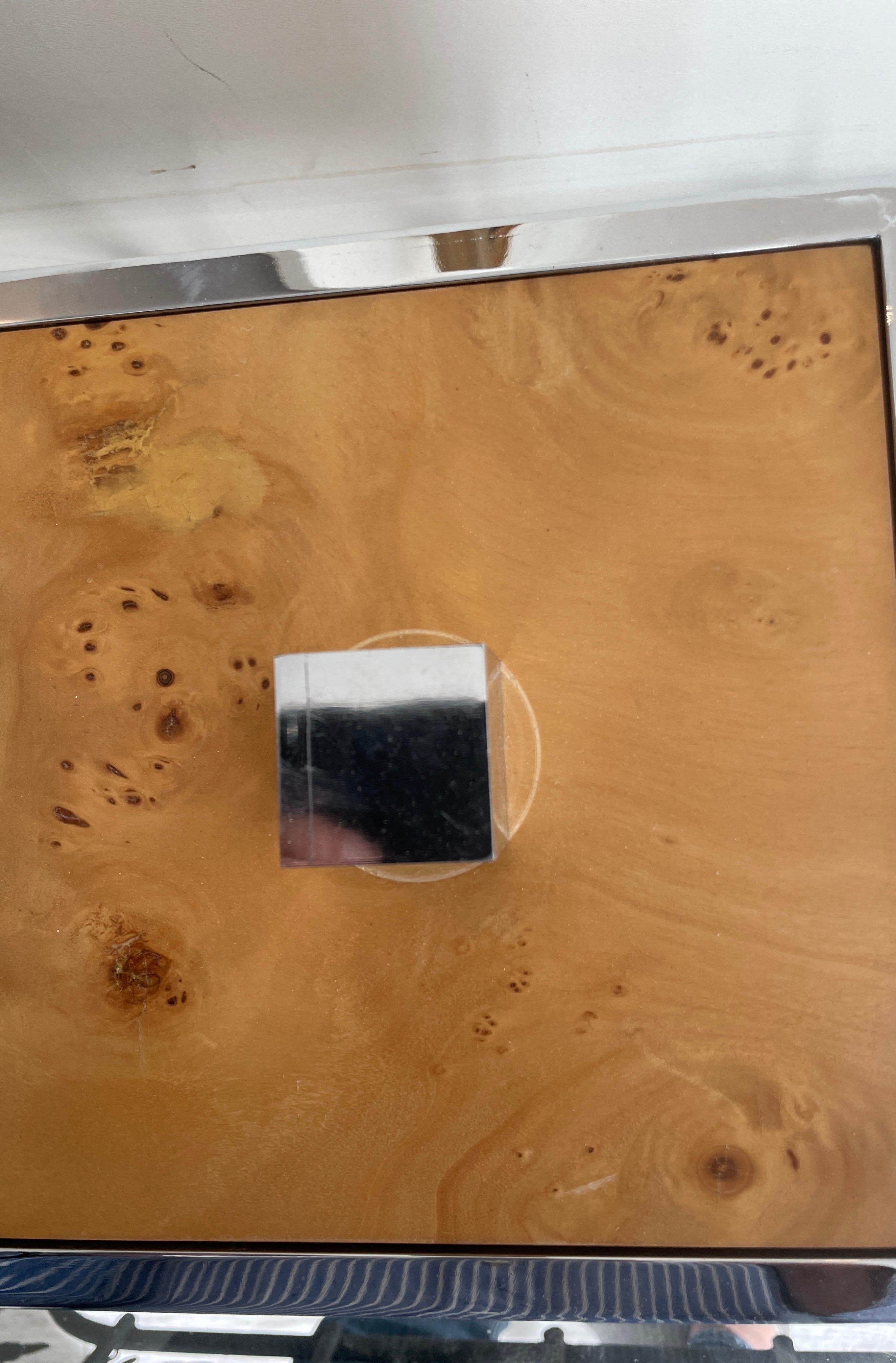 Cubitera italiana de madera de arce moderna de mediados de siglo con embellecedor cromado. Un complemento maravilloso para cualquier bar. 