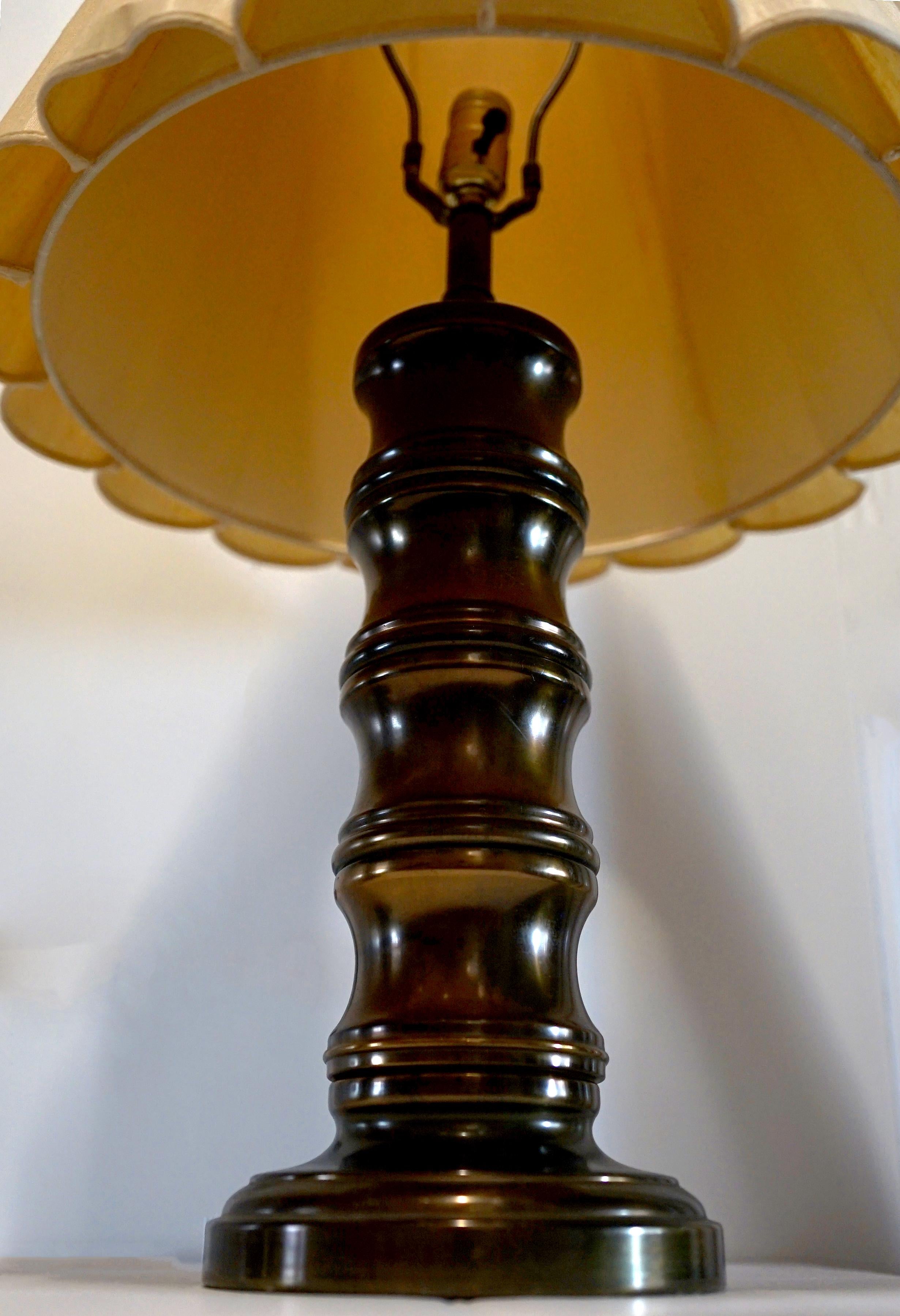 Lampes colonnes tournées en laiton bruni du milieu du siècle avec abat-jour plissé en vente 2