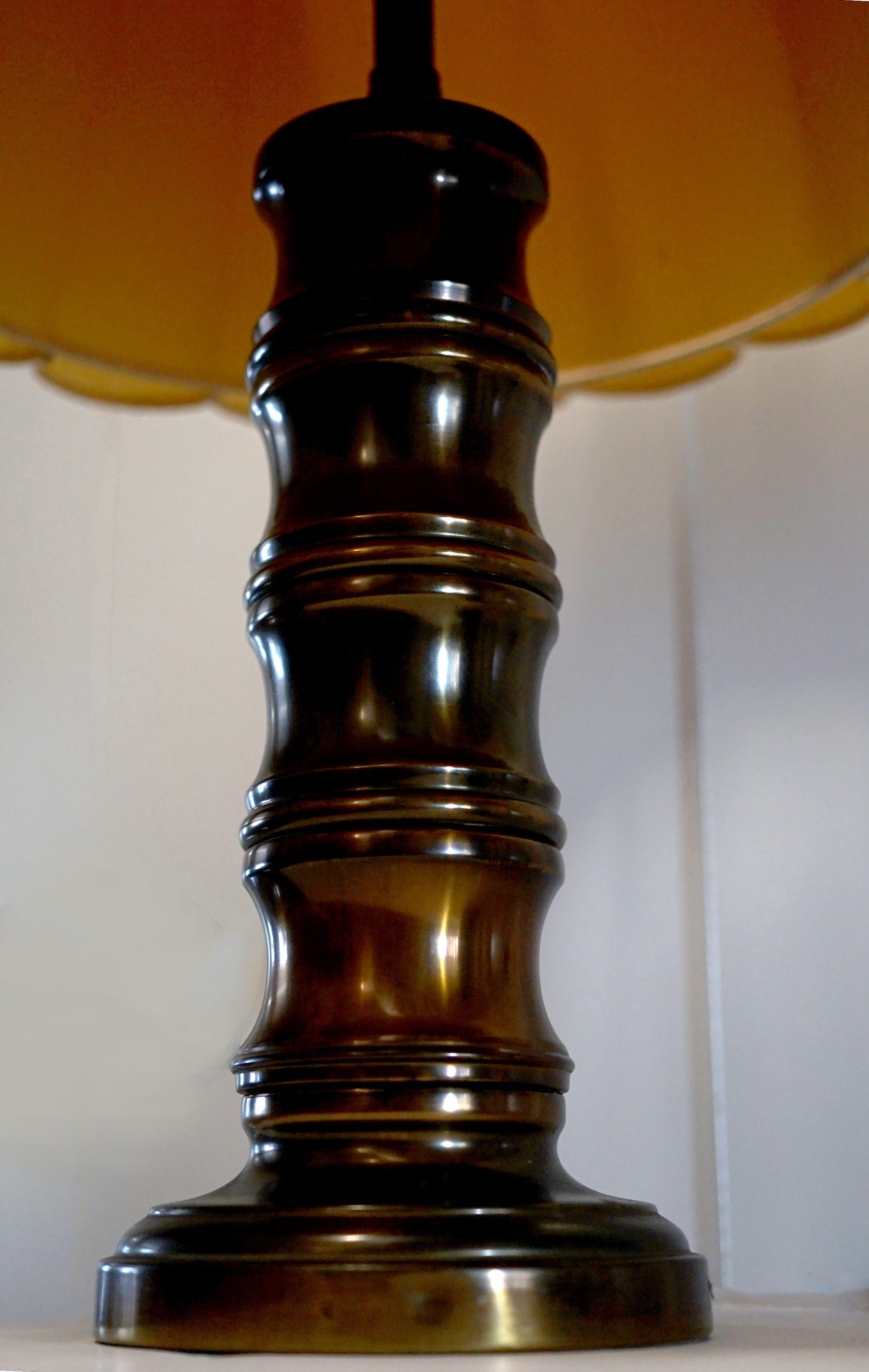 Lampes colonnes tournées en laiton bruni du milieu du siècle avec abat-jour plissé en vente 6