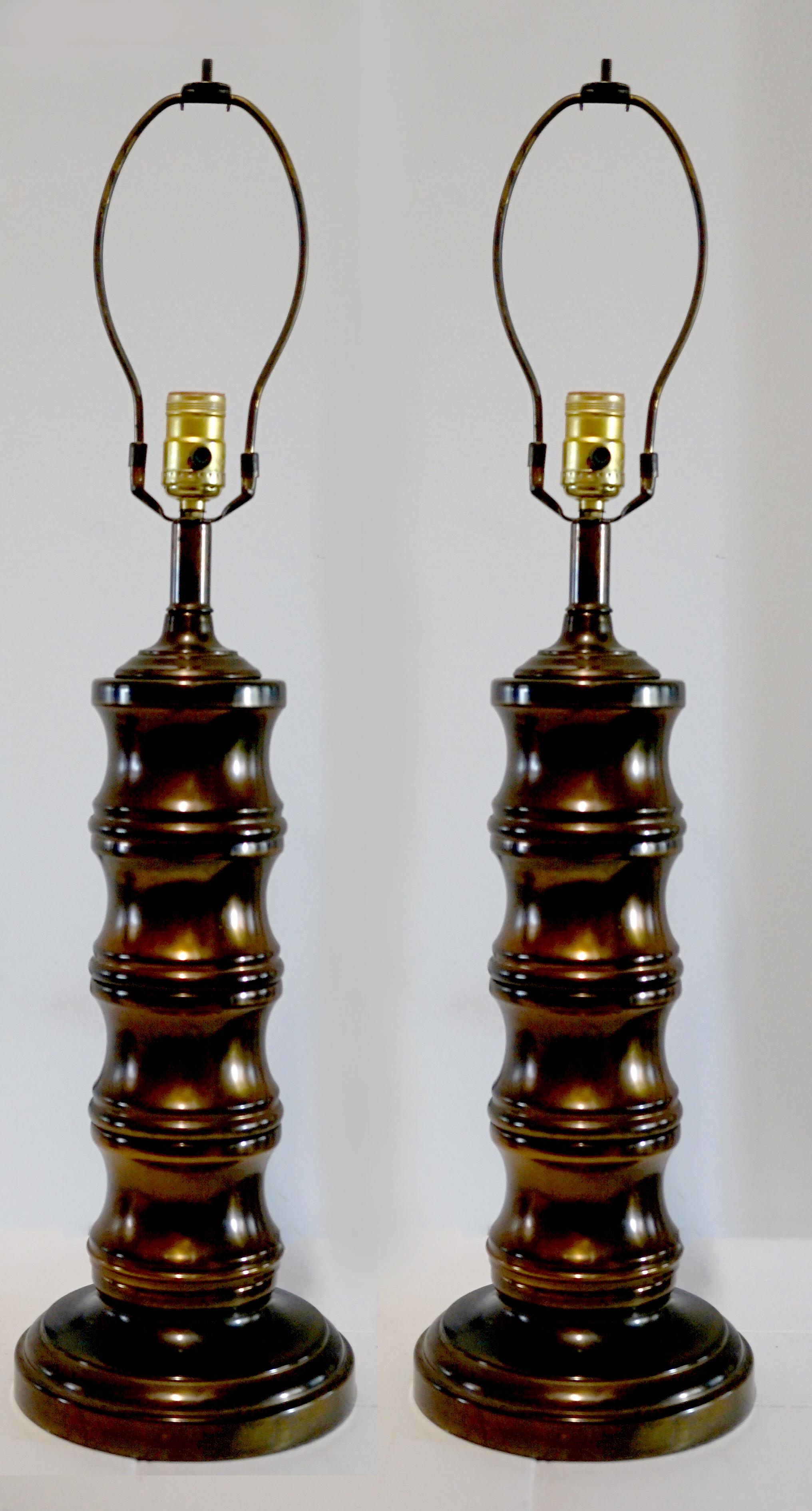 Classique américain Lampes colonnes tournées en laiton bruni du milieu du siècle avec abat-jour plissé en vente