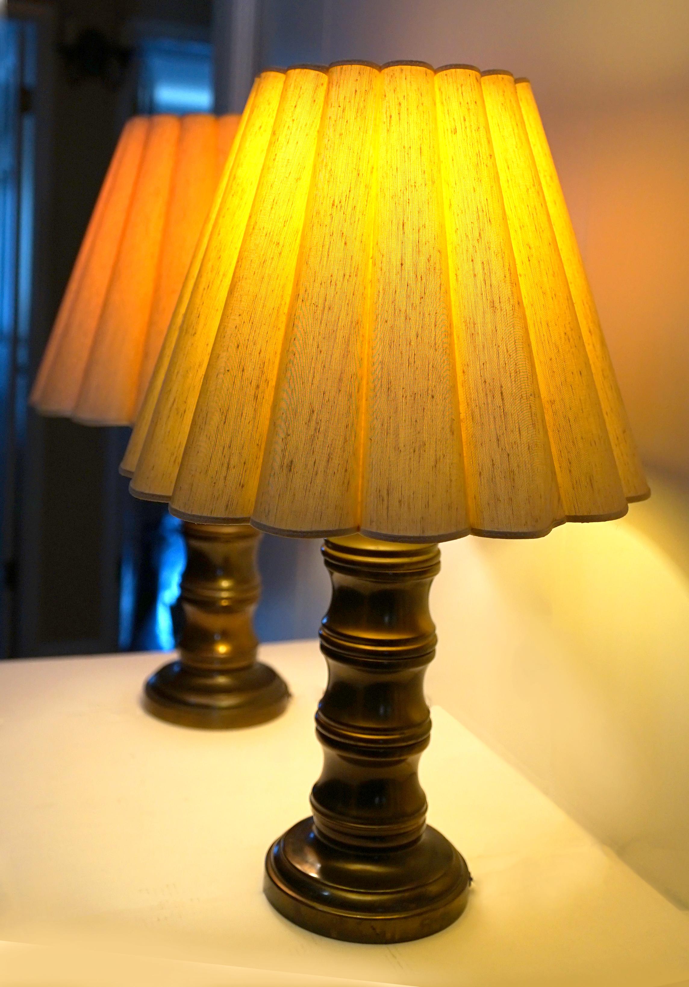 Américain Lampes colonnes tournées en laiton bruni du milieu du siècle avec abat-jour plissé en vente