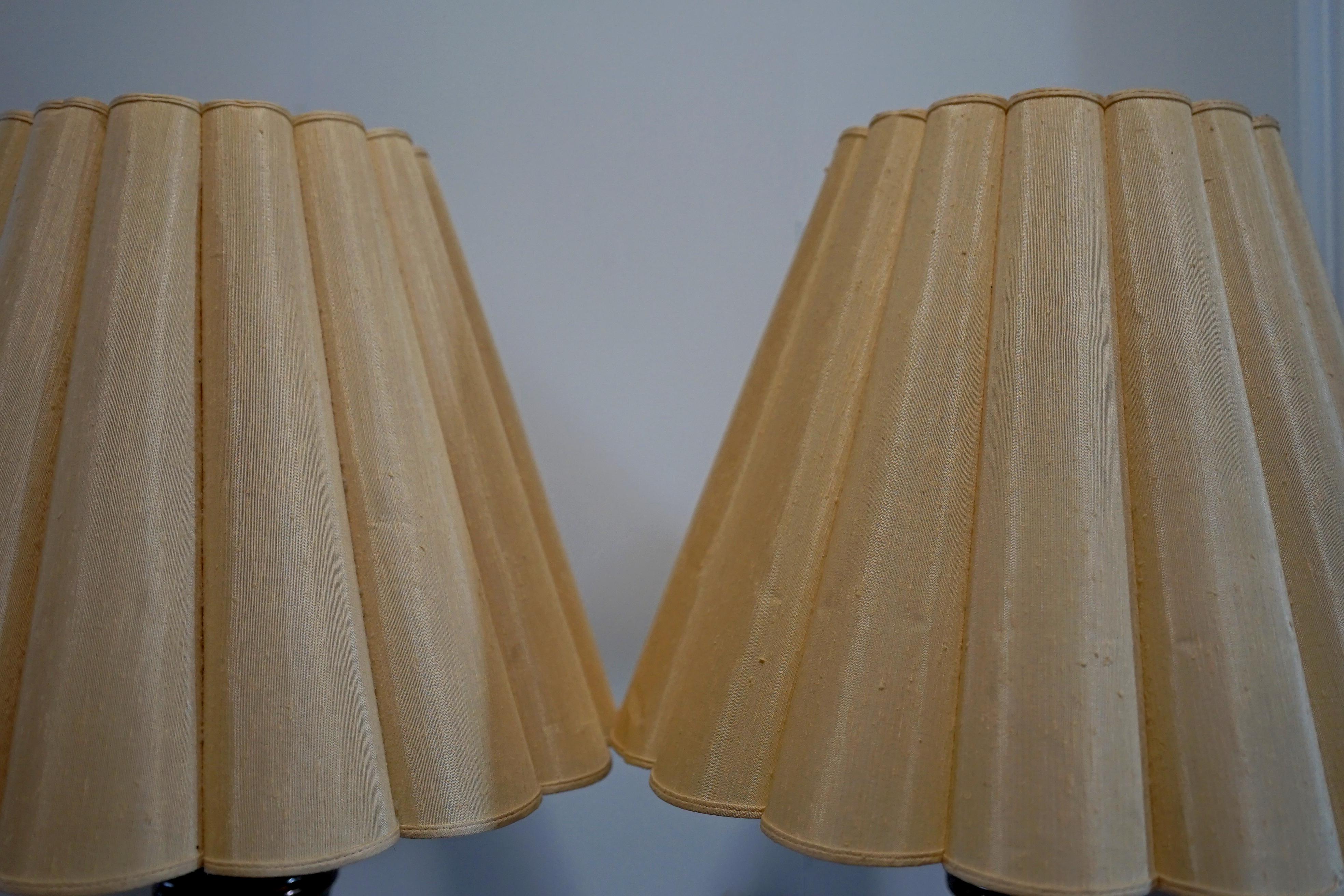 Laiton Lampes colonnes tournées en laiton bruni du milieu du siècle avec abat-jour plissé en vente