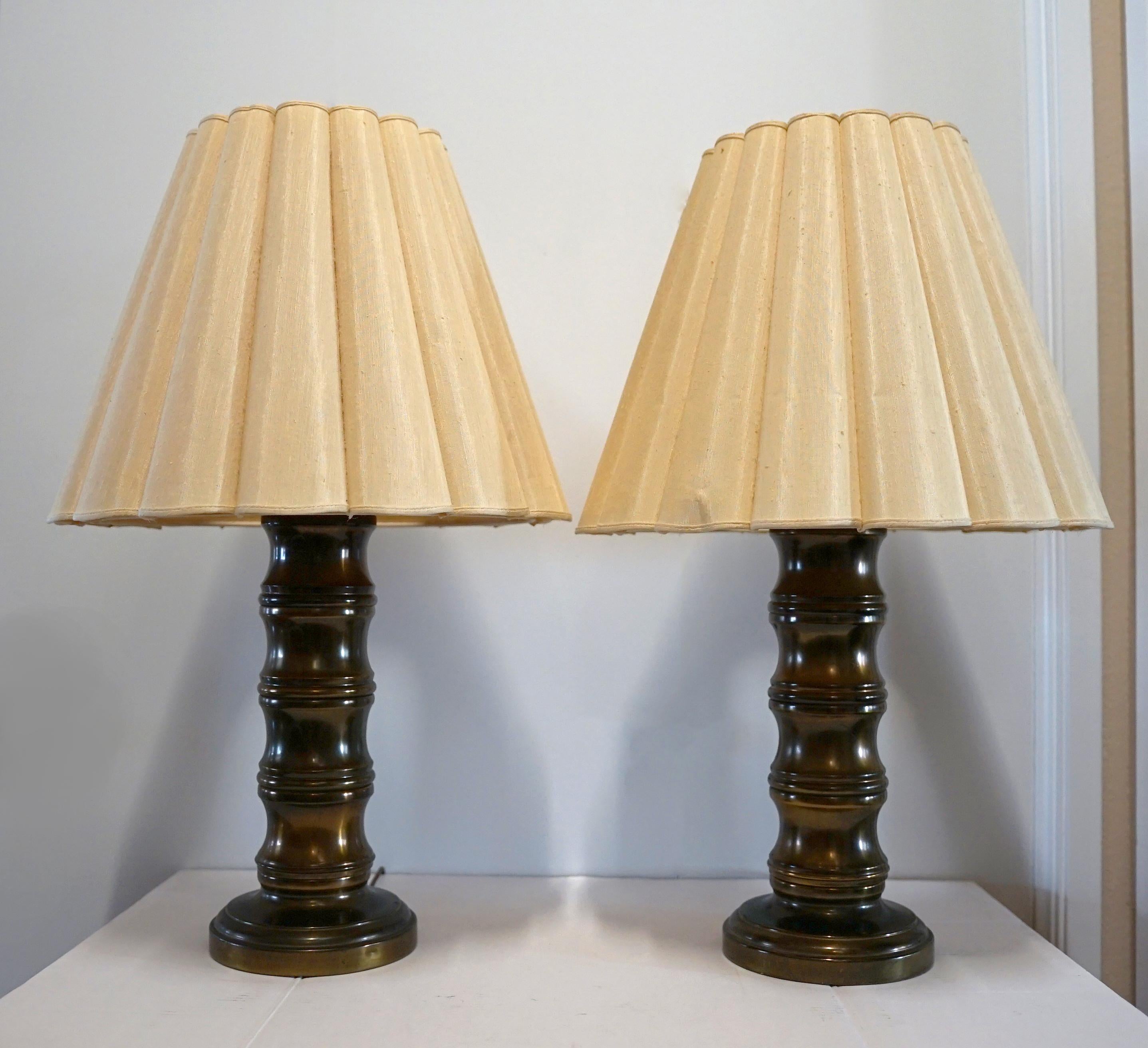 Lampes colonnes tournées en laiton bruni du milieu du siècle avec abat-jour plissé en vente 1
