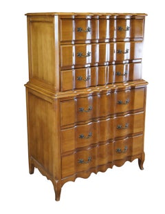Buffet à tiroirs en noyer de style provincial du milieu du siècle Burns Case Goods