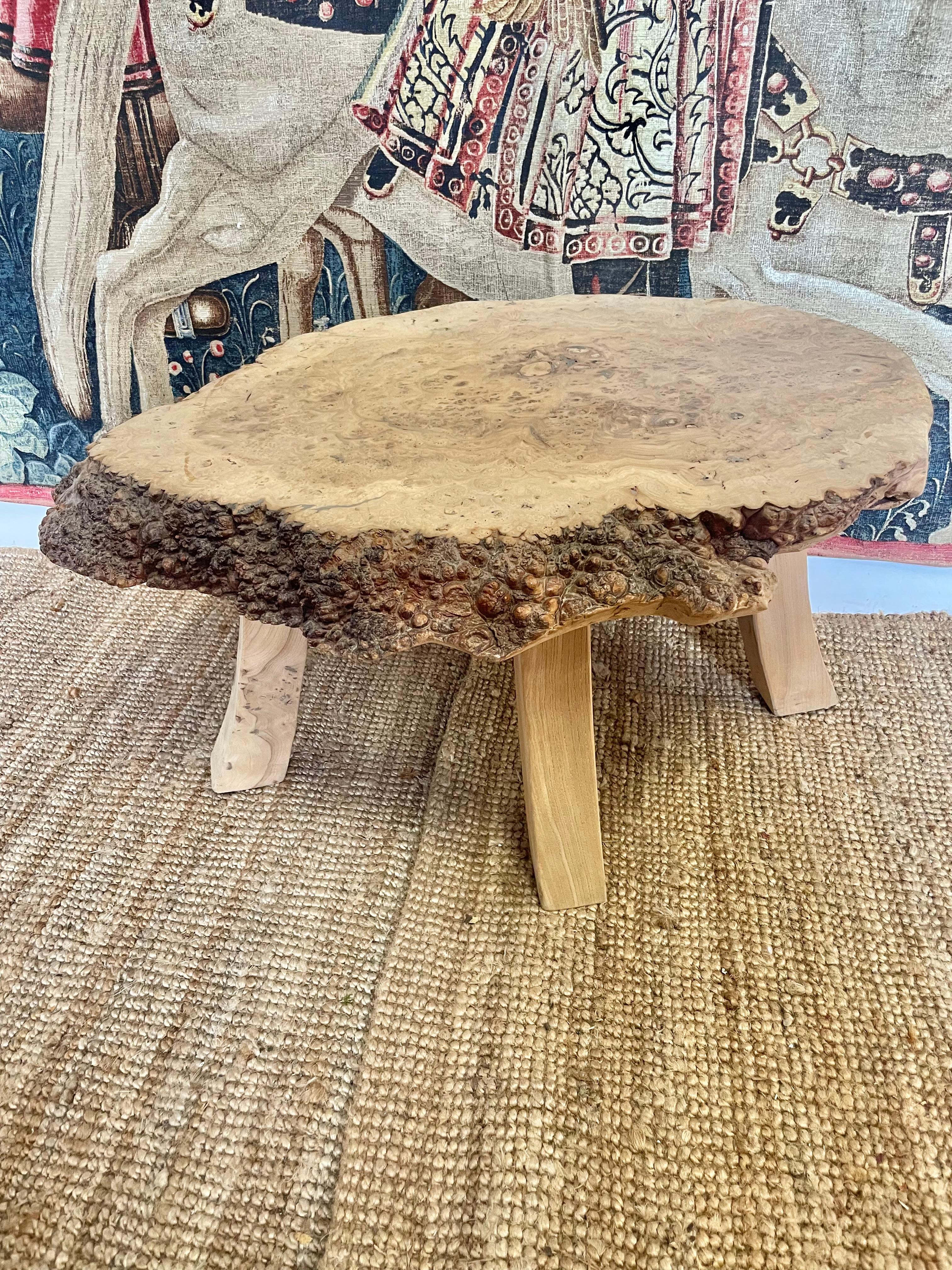 Très bel exemple de table basse en loupe d'orme du milieu du siècle dernier. 

Cette pièce a été lavée et frottée pour lui donner une touche contemporaine. 

Français vers 1950

Hauteur 18.5 pouces 

Largeur 26 pouces 

Longueur 34 pouces 