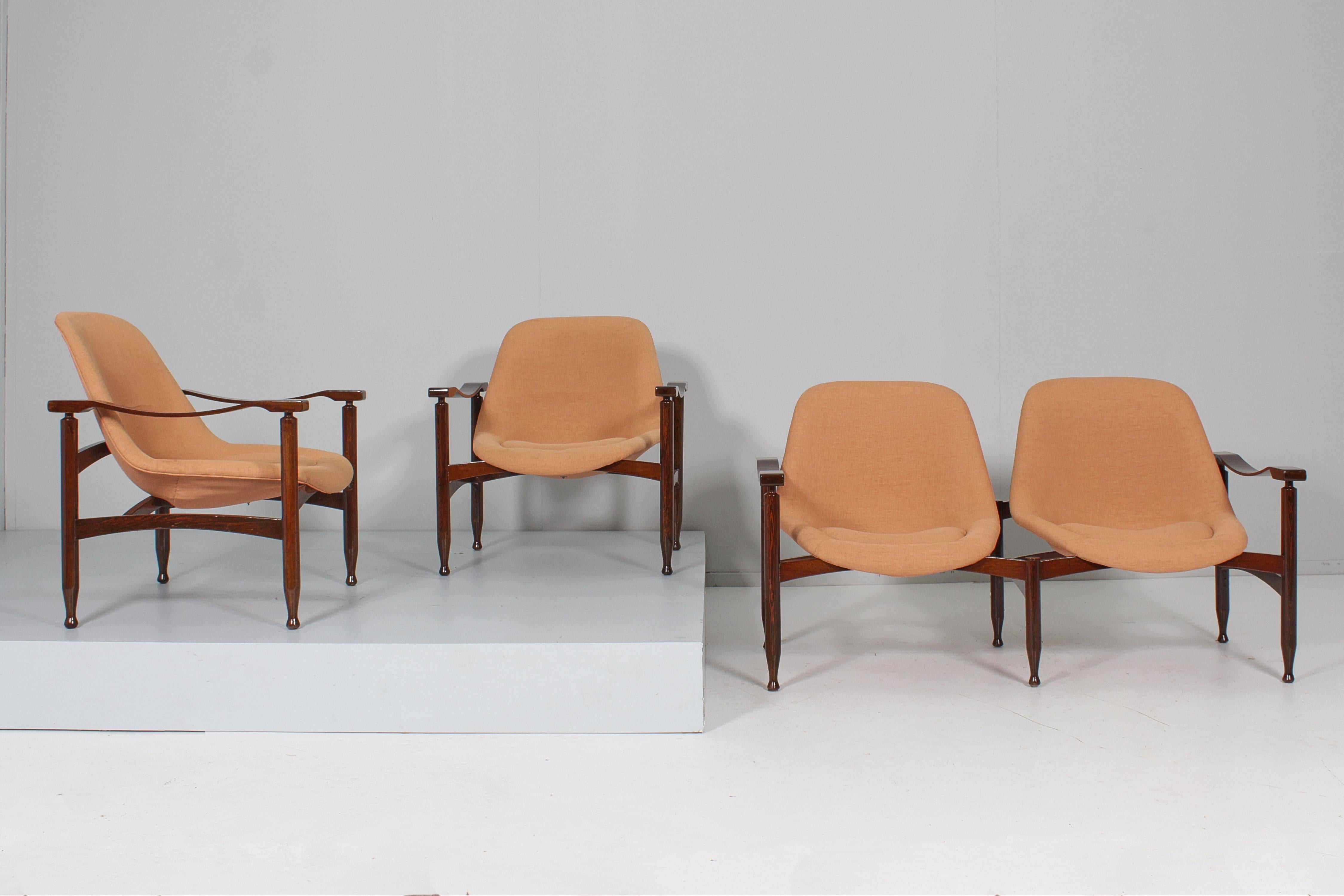 Refined set of 2 armchairs with two-seater sofa, “Tiki Arm” model, Busnelli Export production, Italy approx. 1950. Wooden structure, restored, Plesten monocoque, padding with Pirelli foam, covering in peach-pink fabric. The manufacturing label is