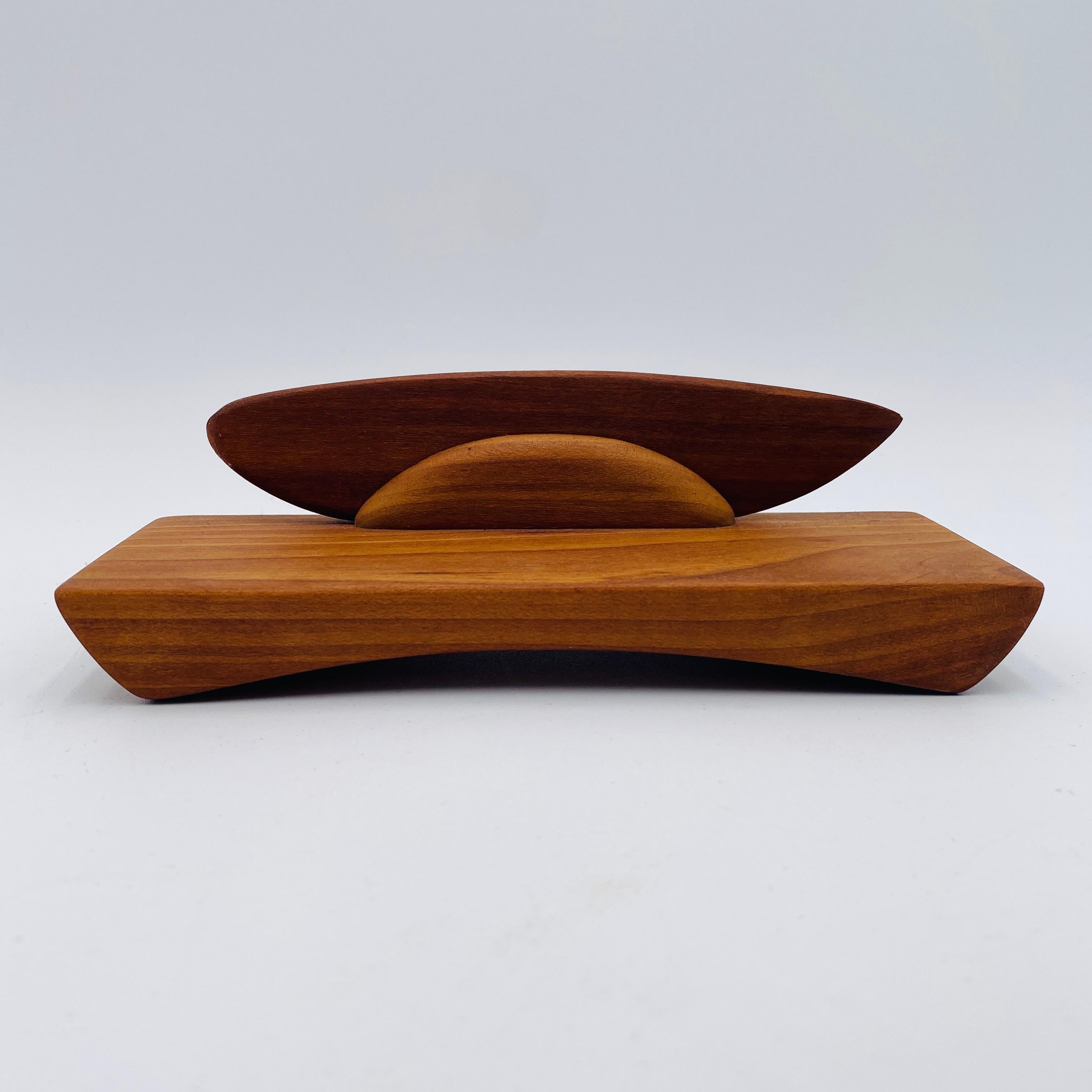Set di vassoi portaburro e portacoltelli di metà secolo di Joe Chasnoff e Judy Azulay. Forma moderna e giocosa con splendide venature del legno. Con la dicitura 