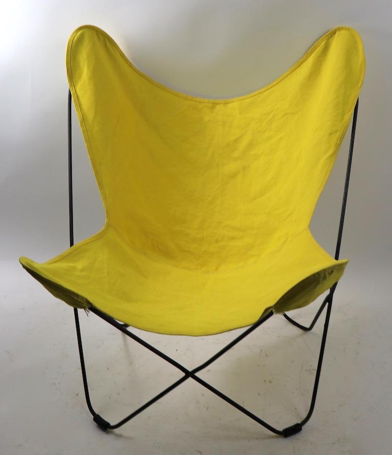 Schmetterlingsstuhl aus der Mitte des Jahrhunderts mit gelbem Canvas-Sling-Sitz. Sauberer, gebrauchsfertiger Zustand.