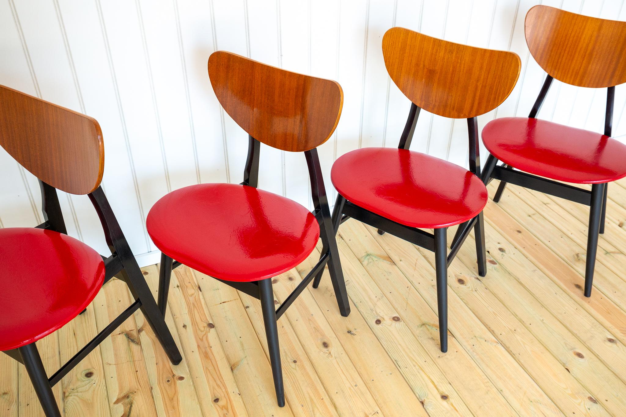 Set di 4 sedie da pranzo a farfalla del Mid Century A Space AGE 1960s 1950s Red Black in vendita 3