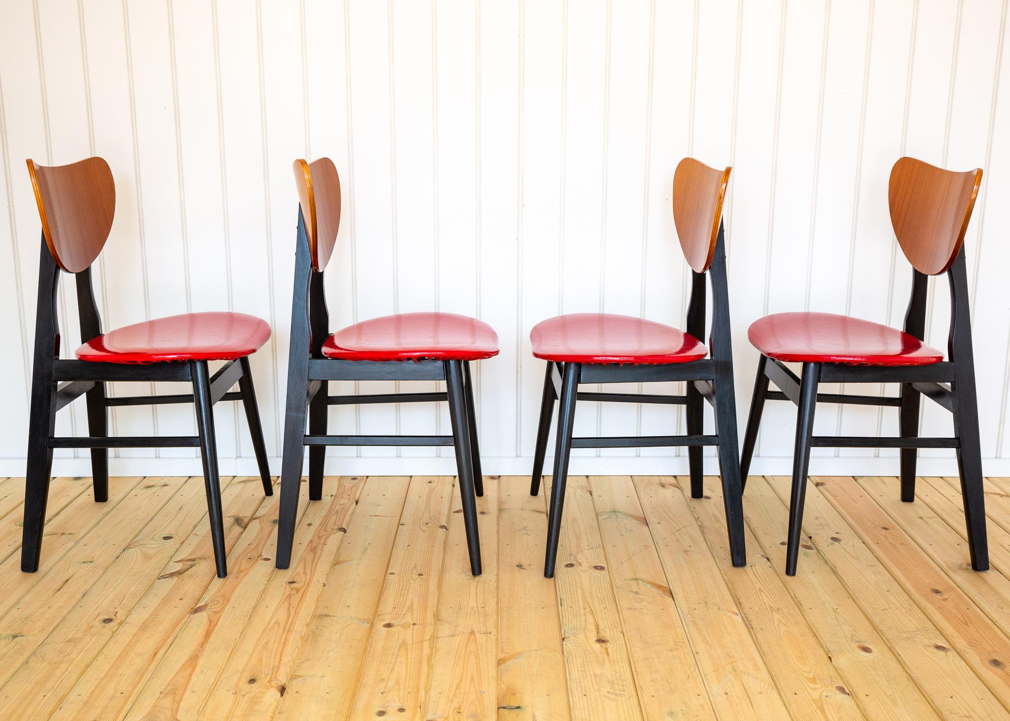 Tappezzeria Set di 4 sedie da pranzo a farfalla del Mid Century A Space AGE 1960s 1950s Red Black in vendita