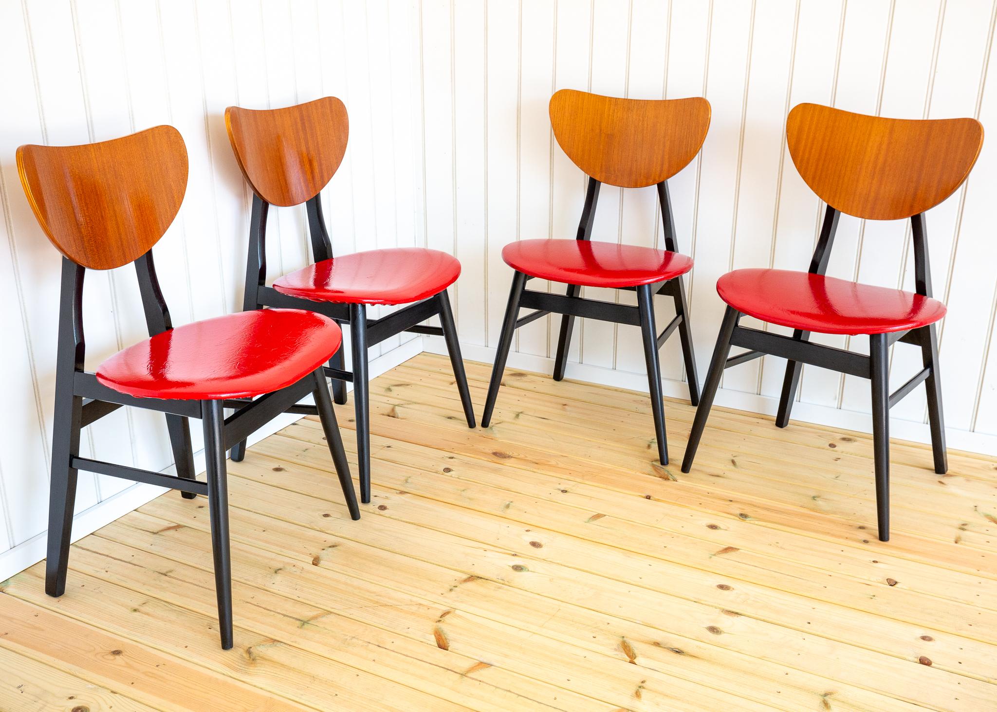 Set di 4 sedie da pranzo a farfalla del Mid Century A Space AGE 1960s 1950s Red Black in vendita 1